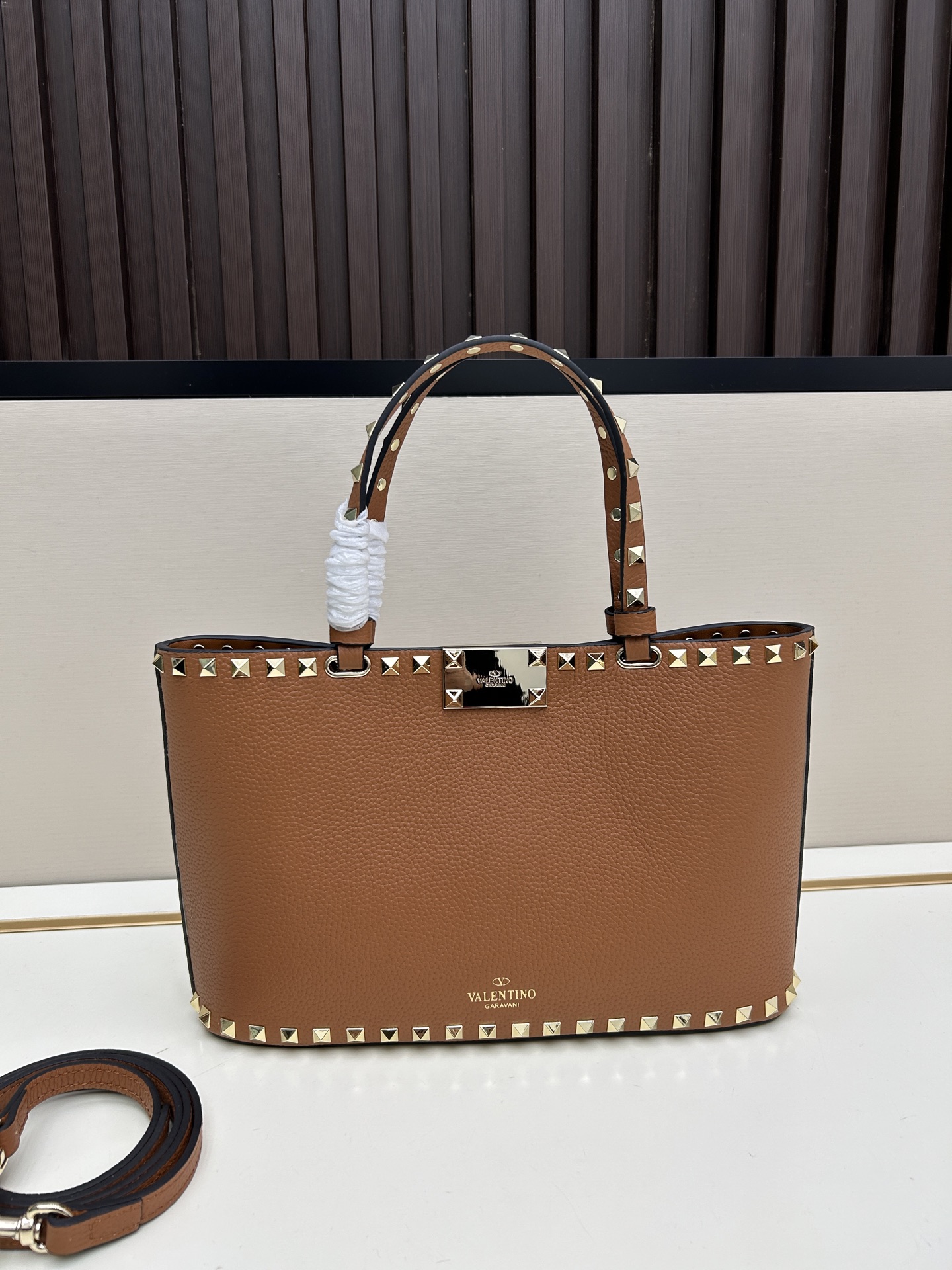 新品上架VALENTNO GARAVANI ROCKSTUD 迷你粒面小牛皮手袋 这款手袋配有手提柄和可