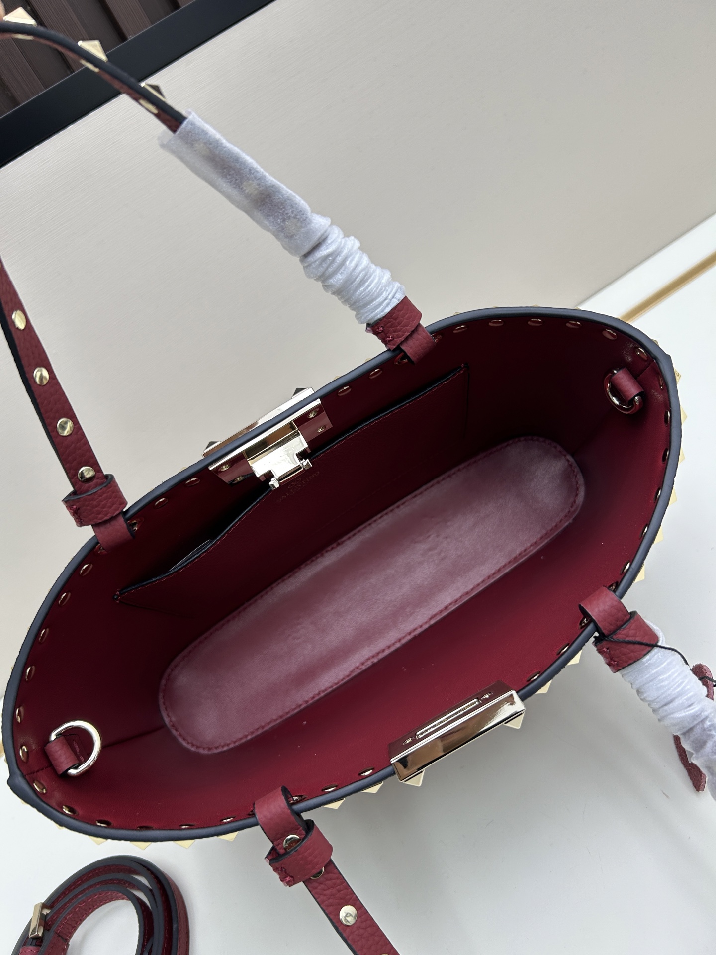 新品上架VALENTNO GARAVANI ROCKSTUD 迷你粒面小牛皮手袋 这款手袋配有手提柄和可