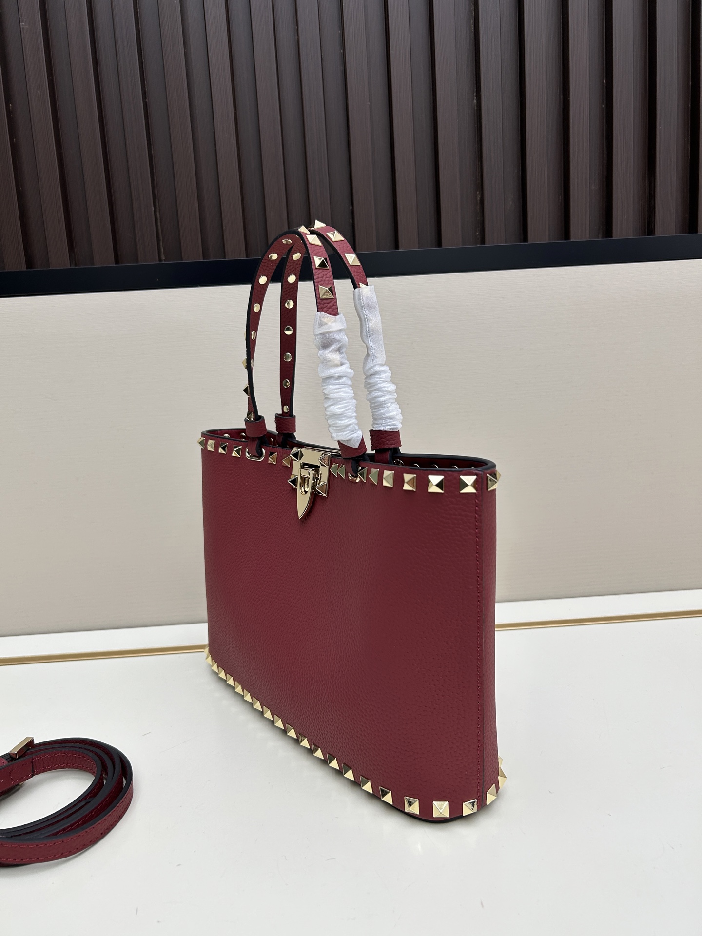 新品上架VALENTNO GARAVANI ROCKSTUD 迷你粒面小牛皮手袋 这款手袋配有手提柄和可