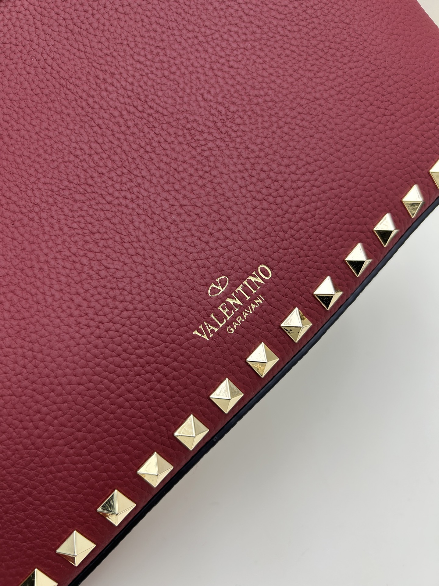 新品上架VALENTNO GARAVANI ROCKSTUD 迷你粒面小牛皮手袋 这款手袋配有手提柄和可