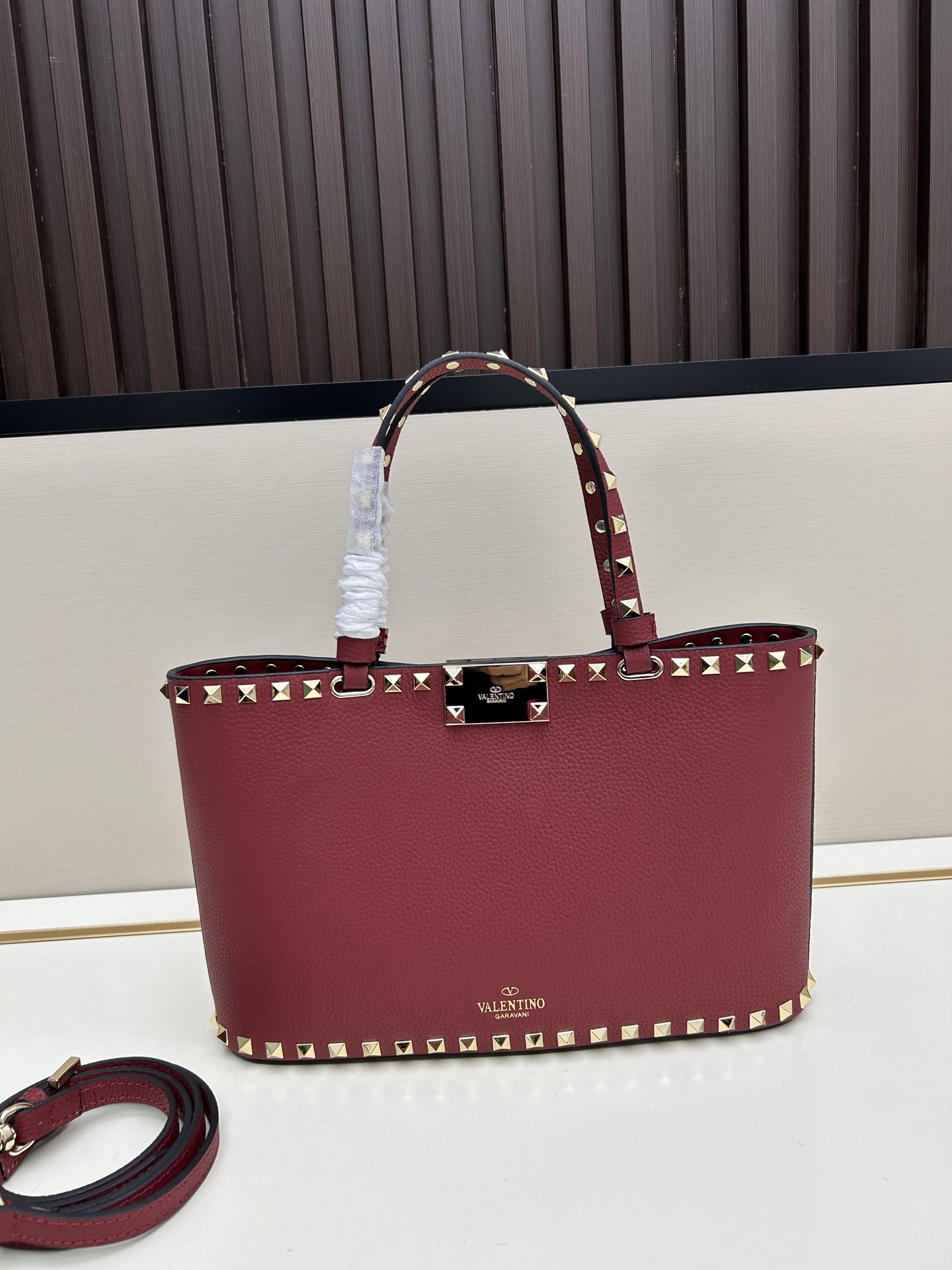 新品上架VALENTNO GARAVANI ROCKSTUD 迷你粒面小牛皮手袋 这款手袋配有手提柄和可