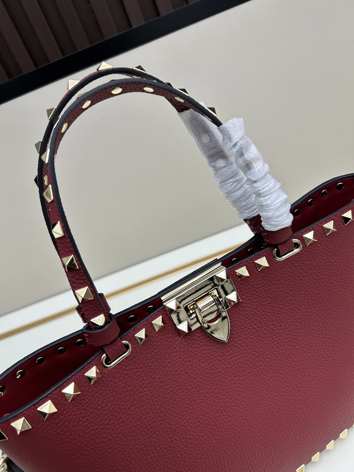 新品上架VALENTNO GARAVANI ROCKSTUD 迷你粒面小牛皮手袋 这款手袋配有手提柄和可