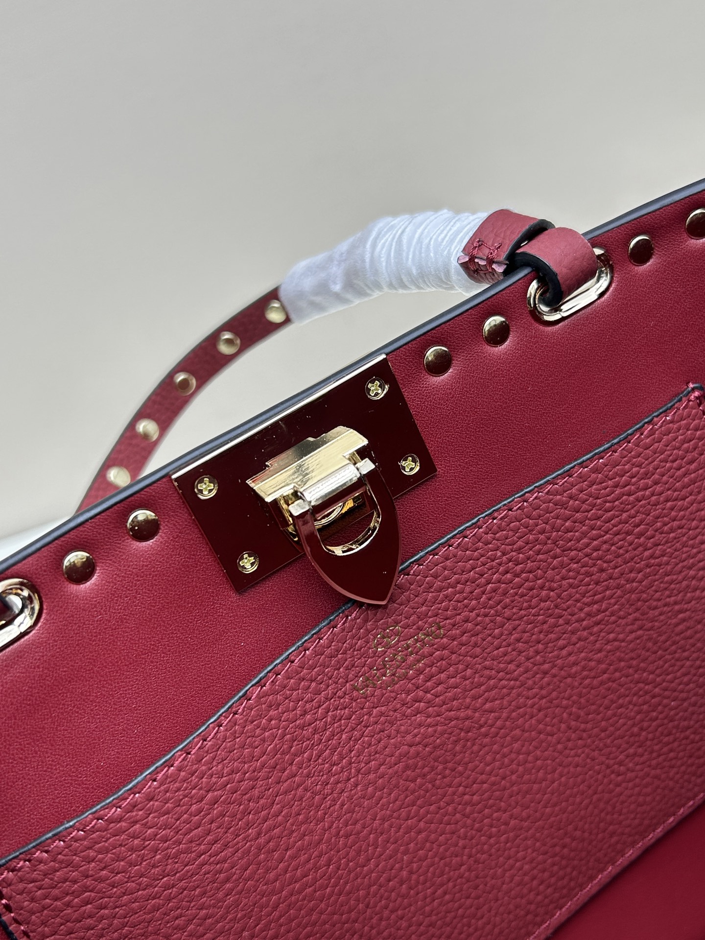 新品上架VALENTNO GARAVANI ROCKSTUD 迷你粒面小牛皮手袋 这款手袋配有手提柄和可