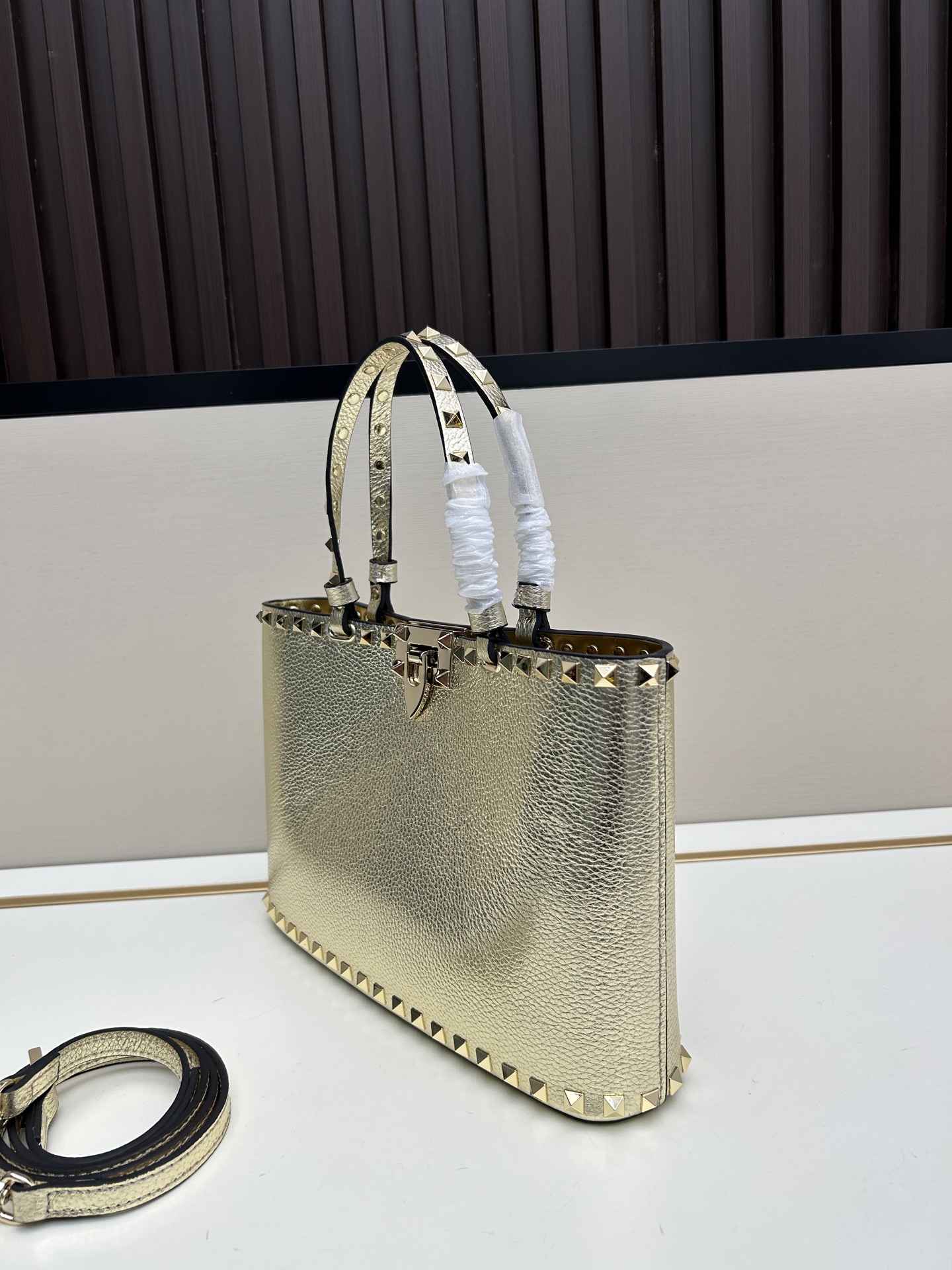 新品上架VALENTNO GARAVANI ROCKSTUD 迷你粒面小牛皮手袋 这款手袋配有手提柄和可