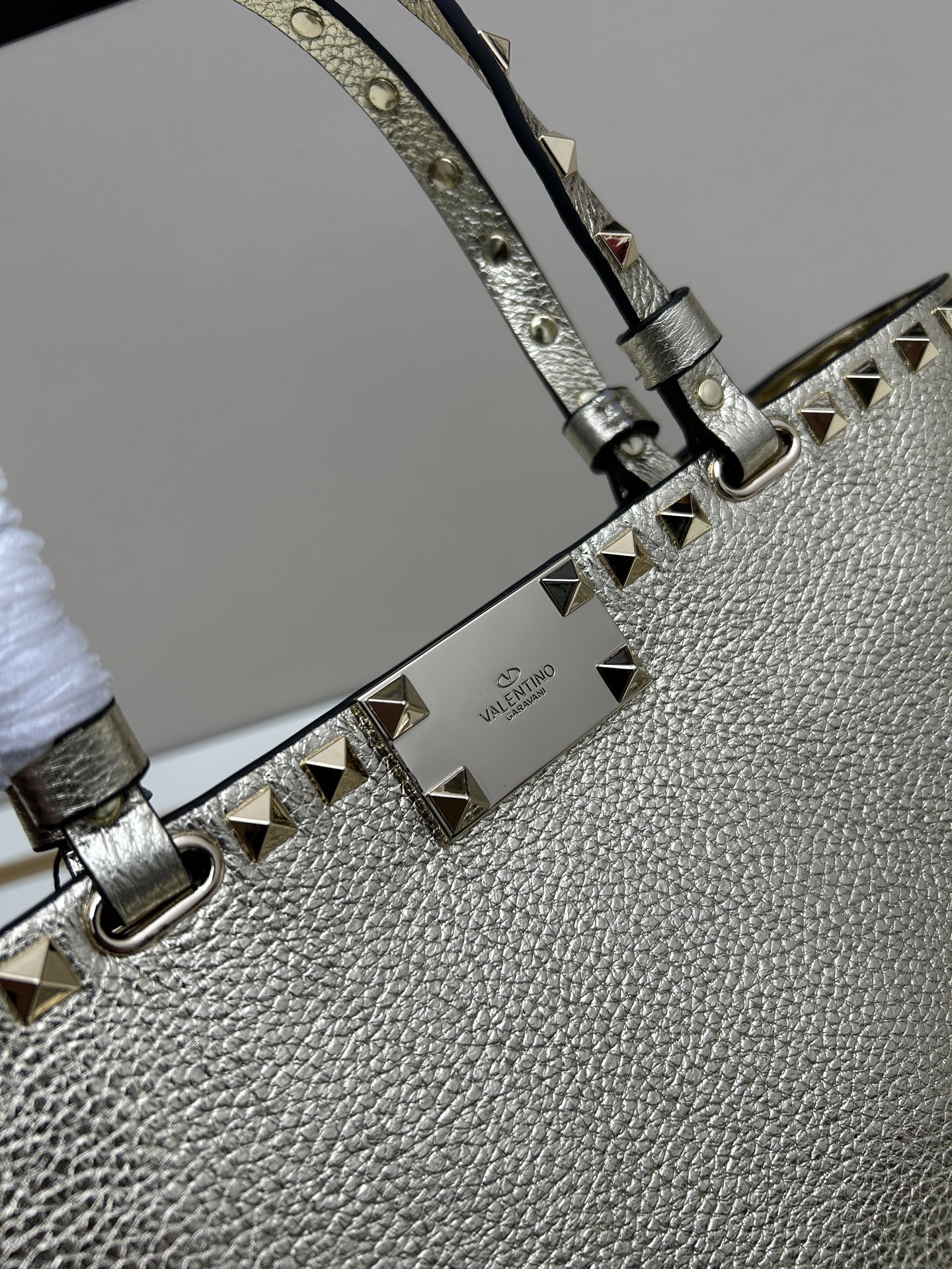 新品上架VALENTNO GARAVANI ROCKSTUD 迷你粒面小牛皮手袋 这款手袋配有手提柄和可