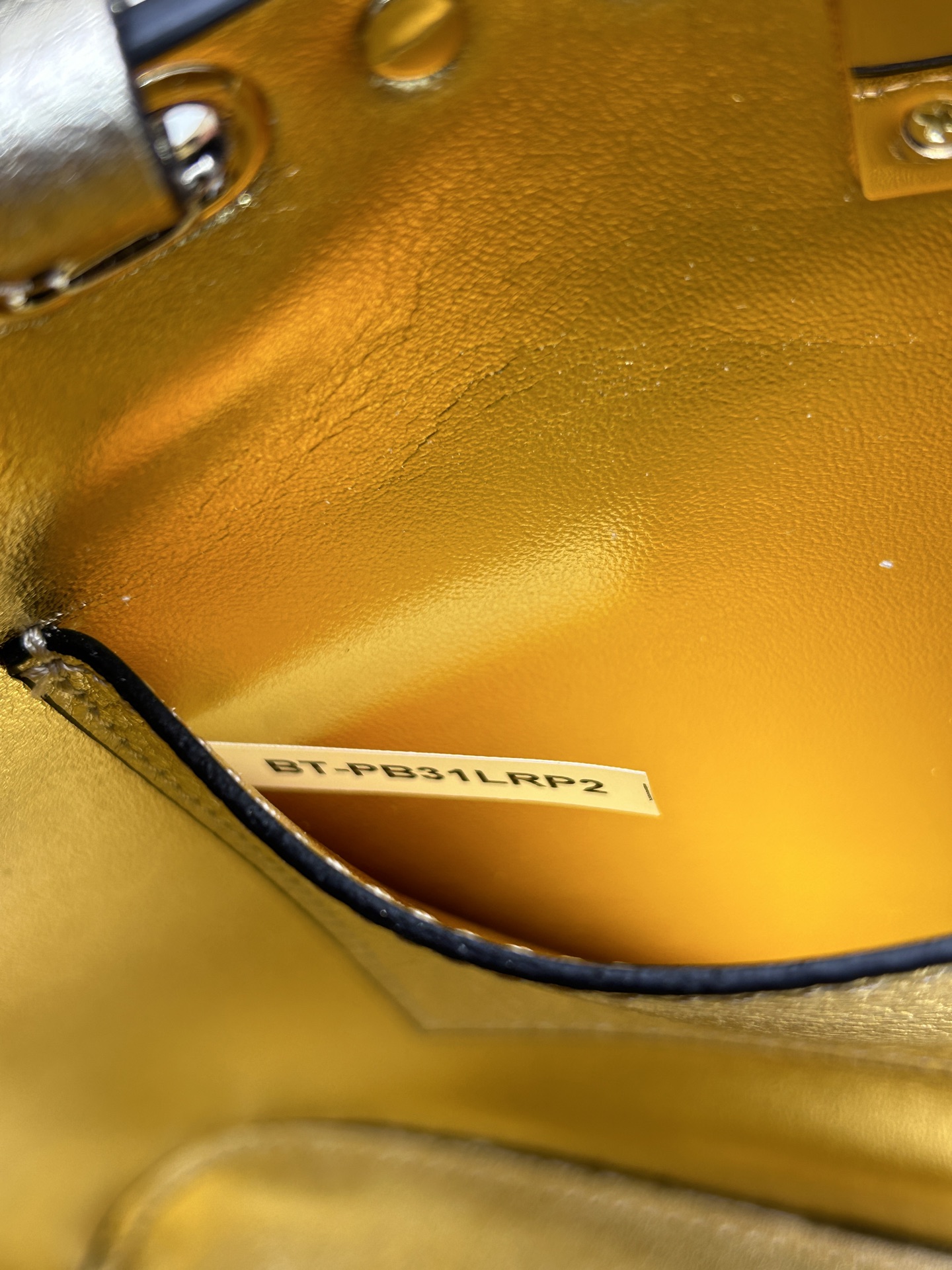 新品上架VALENTNO GARAVANI ROCKSTUD 迷你粒面小牛皮手袋 这款手袋配有手提柄和可