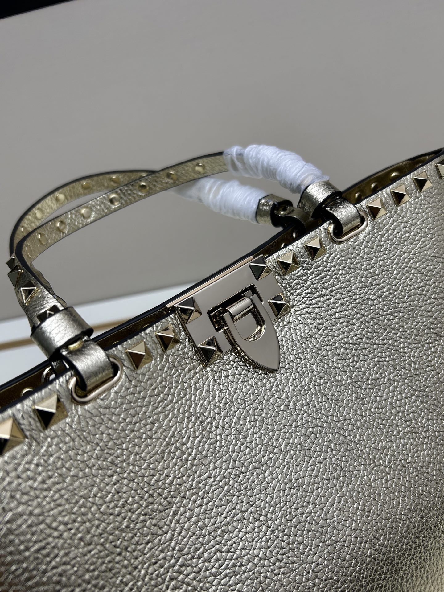 新品上架VALENTNO GARAVANI ROCKSTUD 迷你粒面小牛皮手袋 这款手袋配有手提柄和可