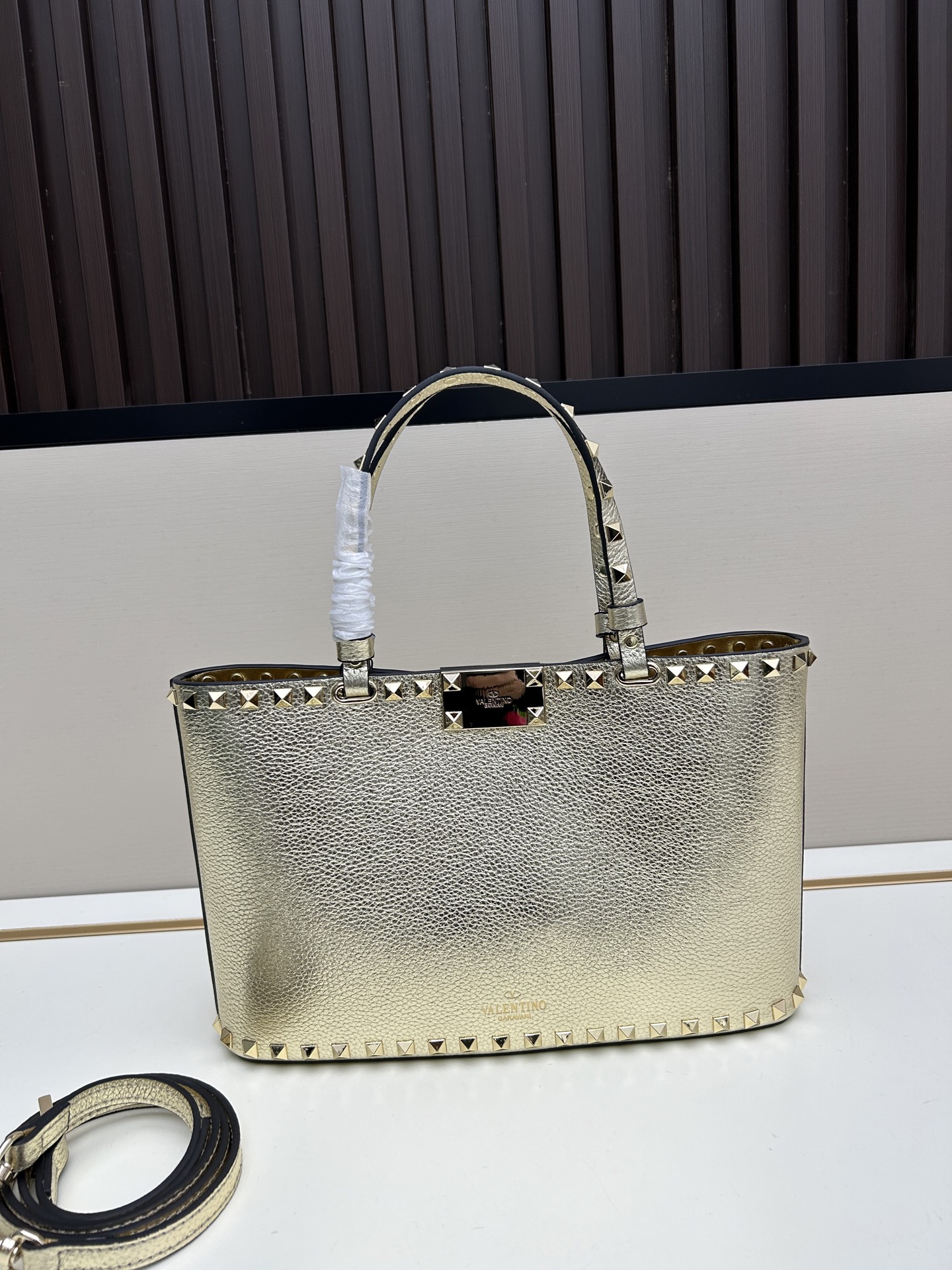 新品上架VALENTNO GARAVANI ROCKSTUD 迷你粒面小牛皮手袋 这款手袋配有手提柄和可