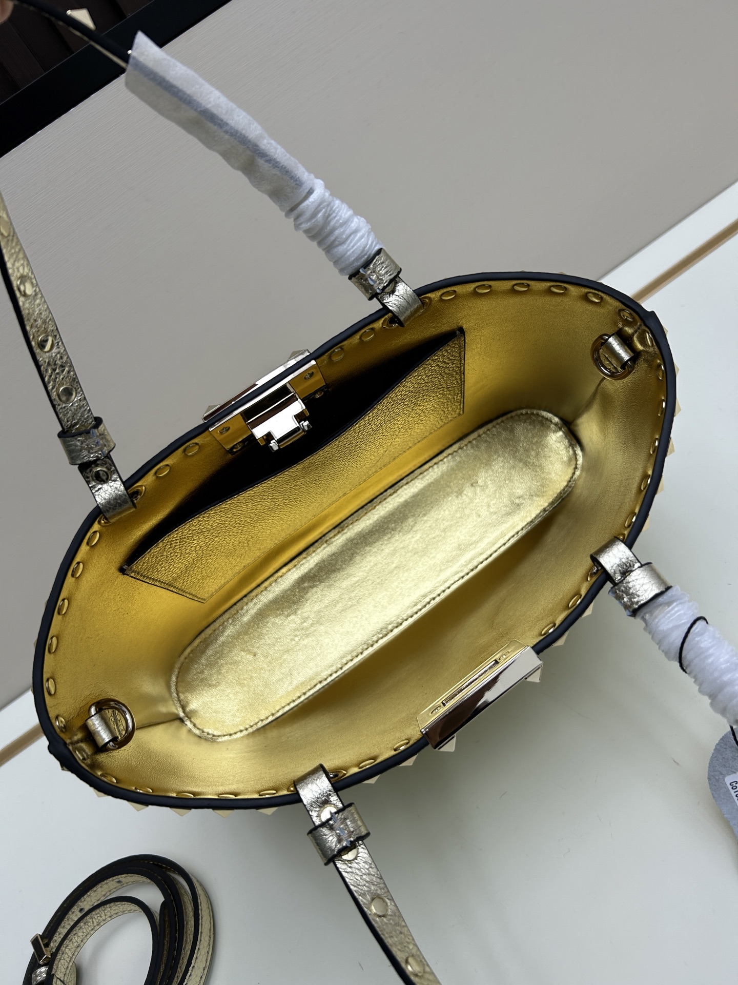 新品上架VALENTNO GARAVANI ROCKSTUD 迷你粒面小牛皮手袋 这款手袋配有手提柄和可