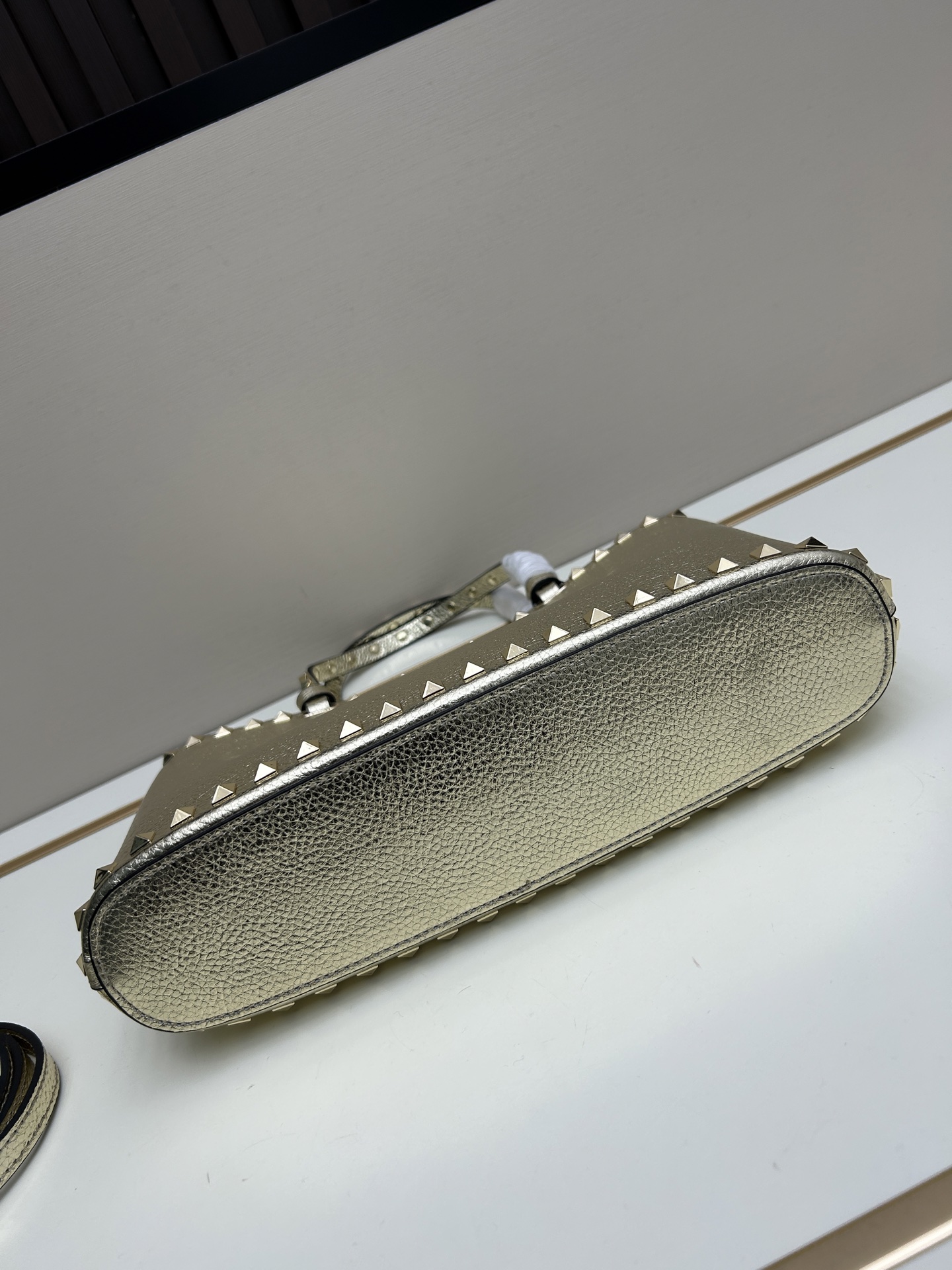 新品上架VALENTNO GARAVANI ROCKSTUD 迷你粒面小牛皮手袋 这款手袋配有手提柄和可