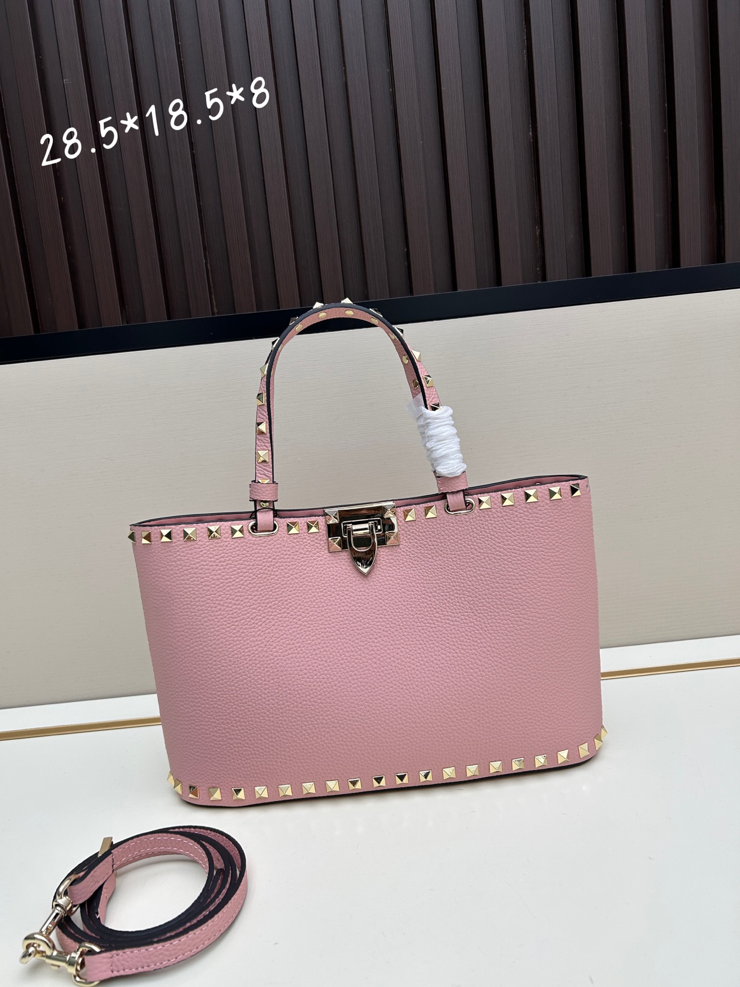 新品上架VALENTNO GARAVANI ROCKSTUD 迷你粒面小牛皮手袋 这款手袋配有手提柄和可