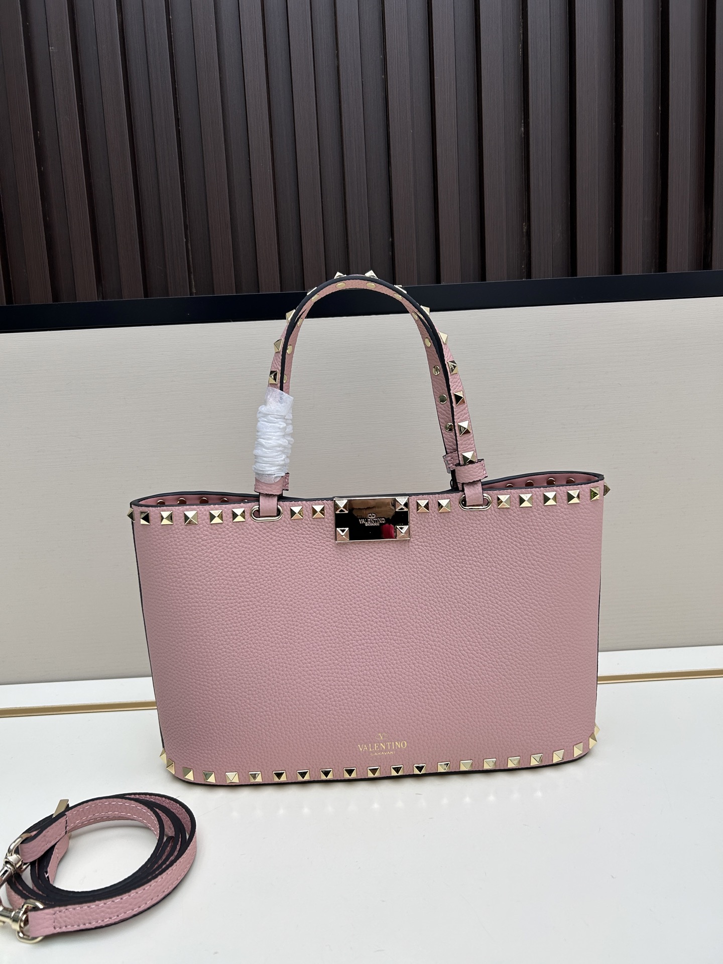 新品上架VALENTNO GARAVANI ROCKSTUD 迷你粒面小牛皮手袋 这款手袋配有手提柄和可