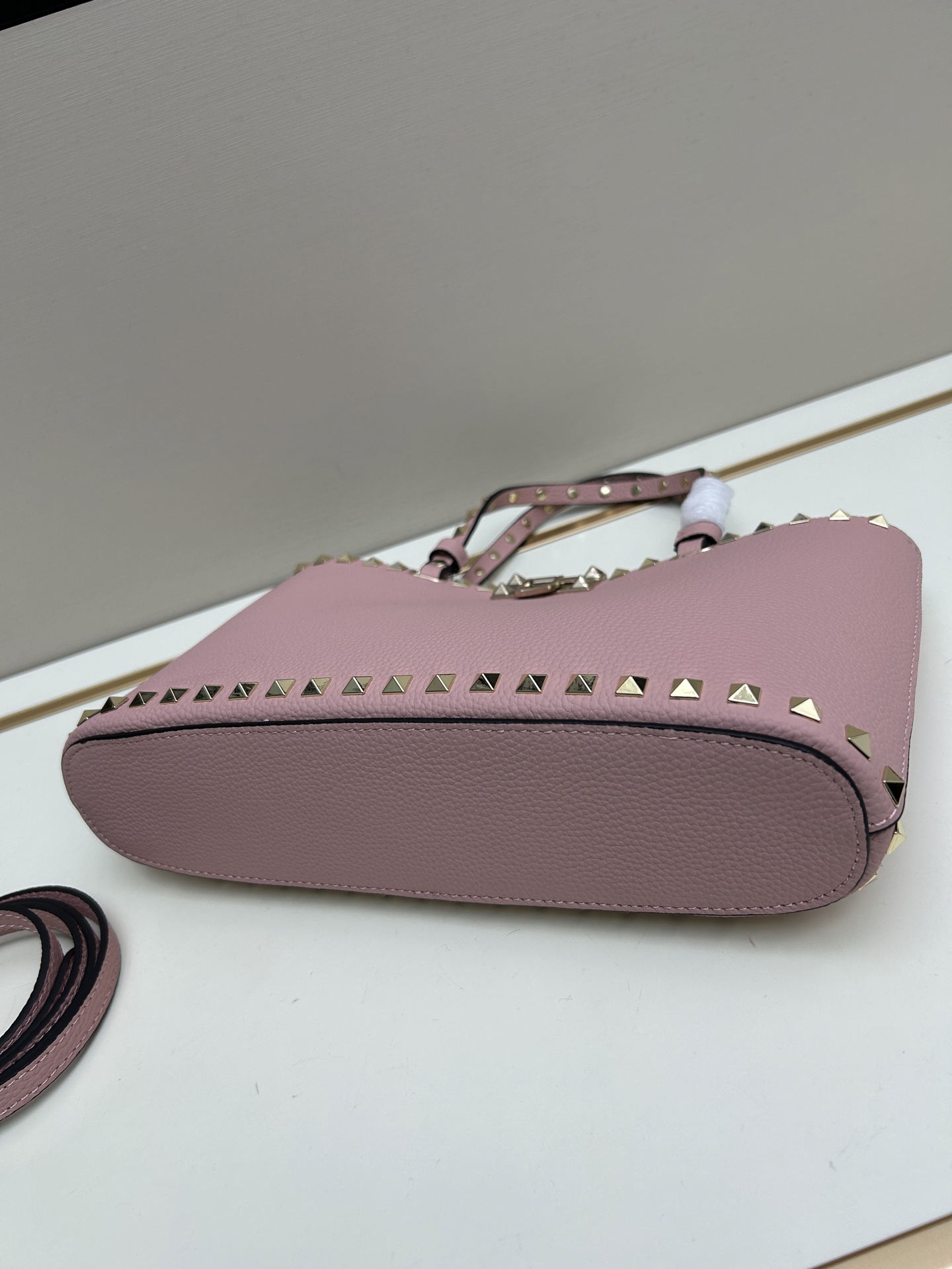 新品上架VALENTNO GARAVANI ROCKSTUD 迷你粒面小牛皮手袋 这款手袋配有手提柄和可