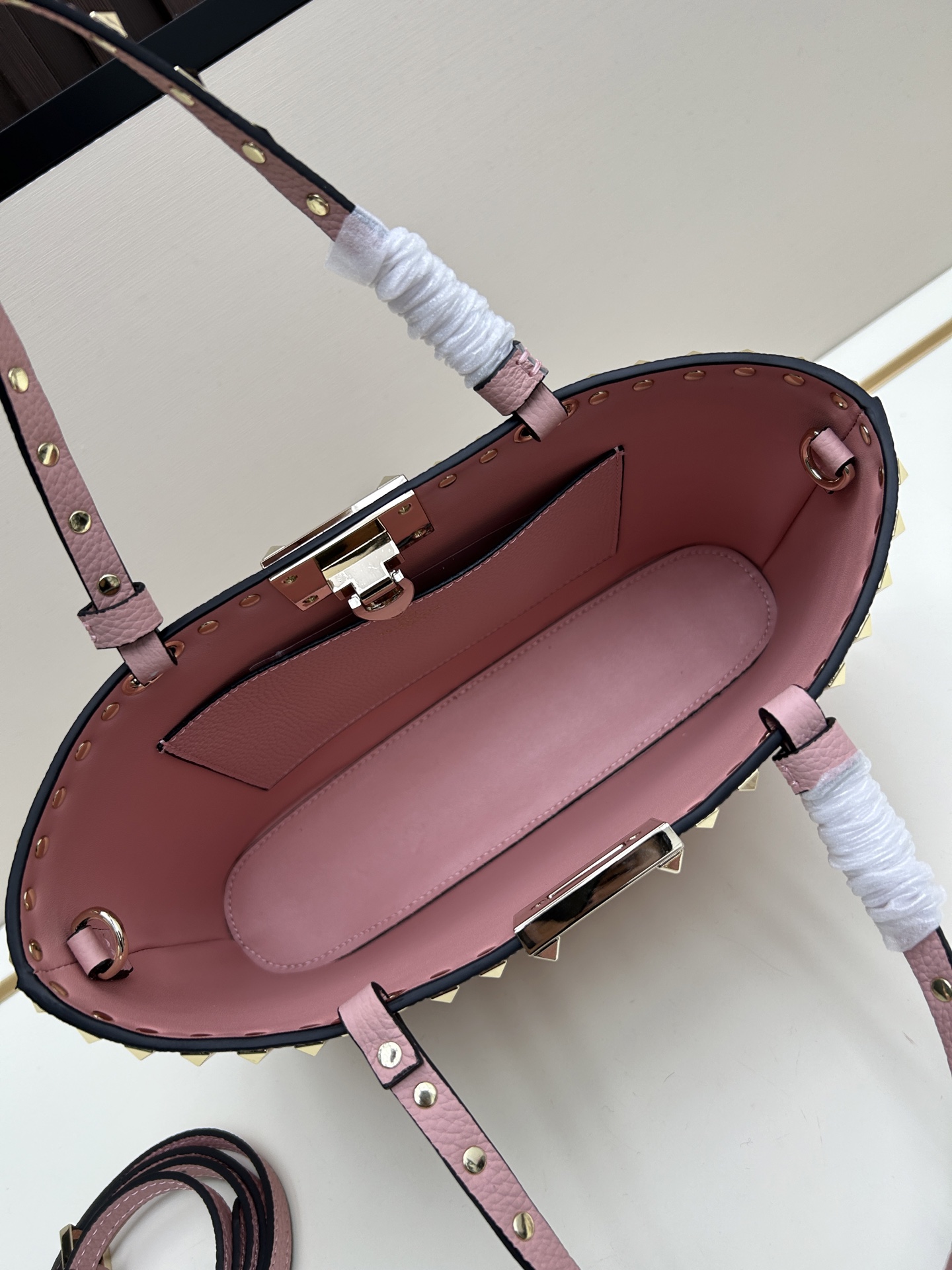 新品上架VALENTNO GARAVANI ROCKSTUD 迷你粒面小牛皮手袋 这款手袋配有手提柄和可