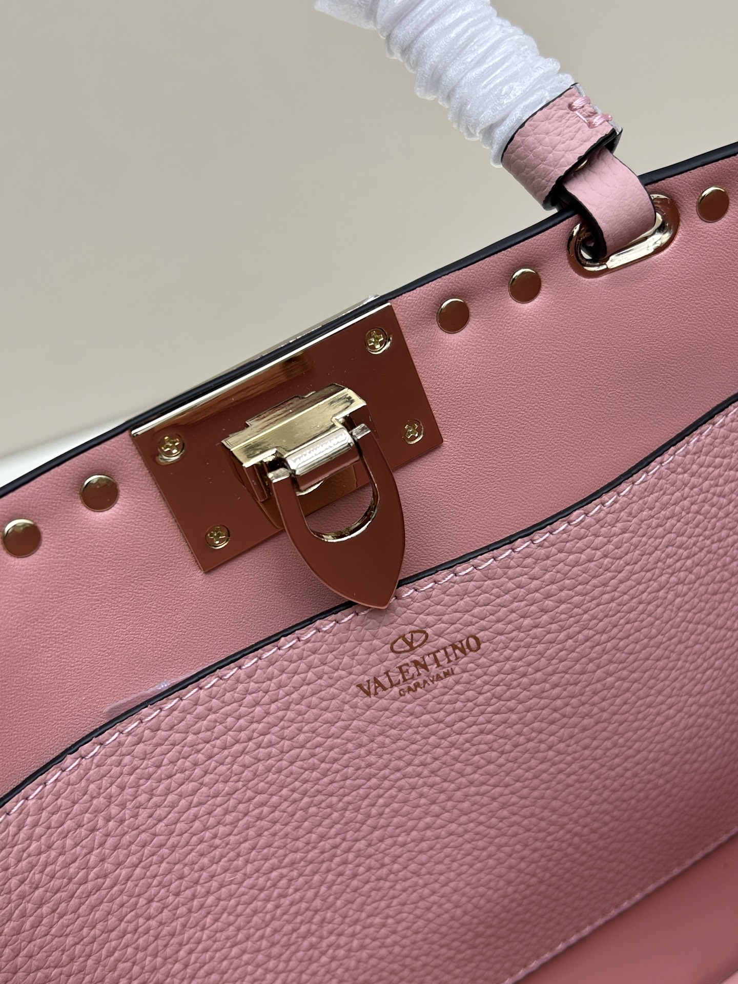 新品上架VALENTNO GARAVANI ROCKSTUD 迷你粒面小牛皮手袋 这款手袋配有手提柄和可