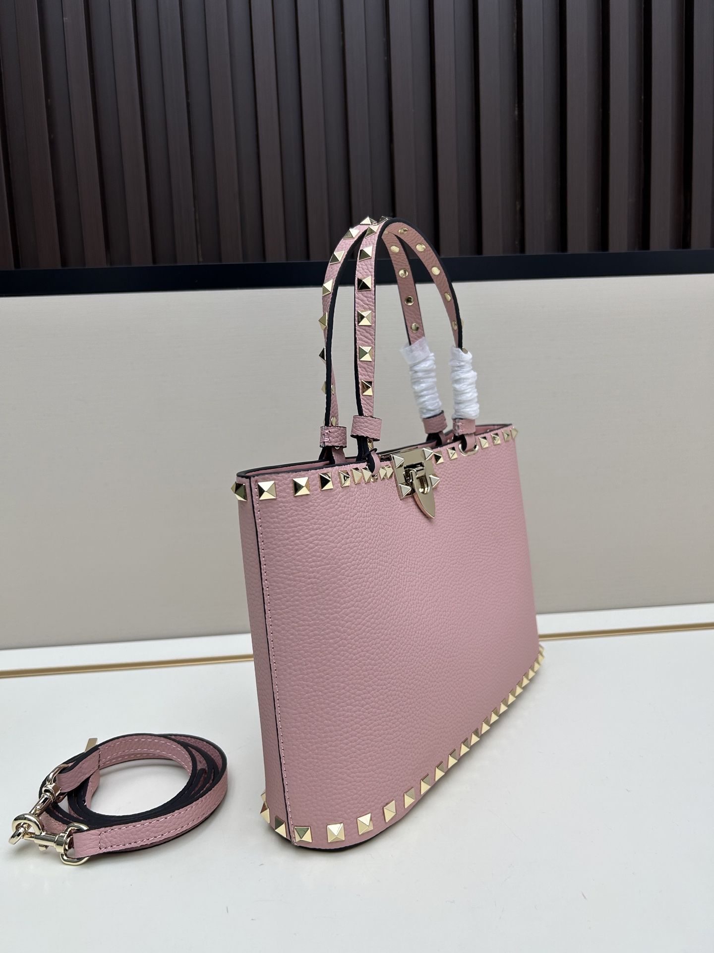 新品上架VALENTNO GARAVANI ROCKSTUD 迷你粒面小牛皮手袋 这款手袋配有手提柄和可