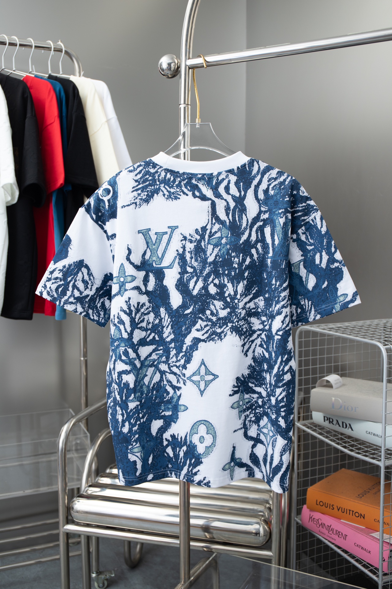 Louis 2025ss SpringSummer New Short Sleeve This fresh cotton T-shirt features