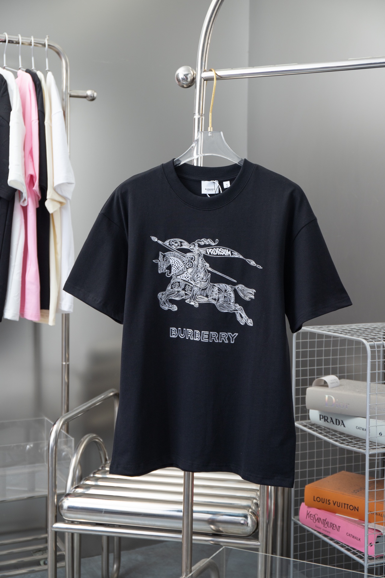 BBR Burberry de alta calidad, última camiseta de manga corta con bordado tridimensional de caballo de guerra 24ss, el b…