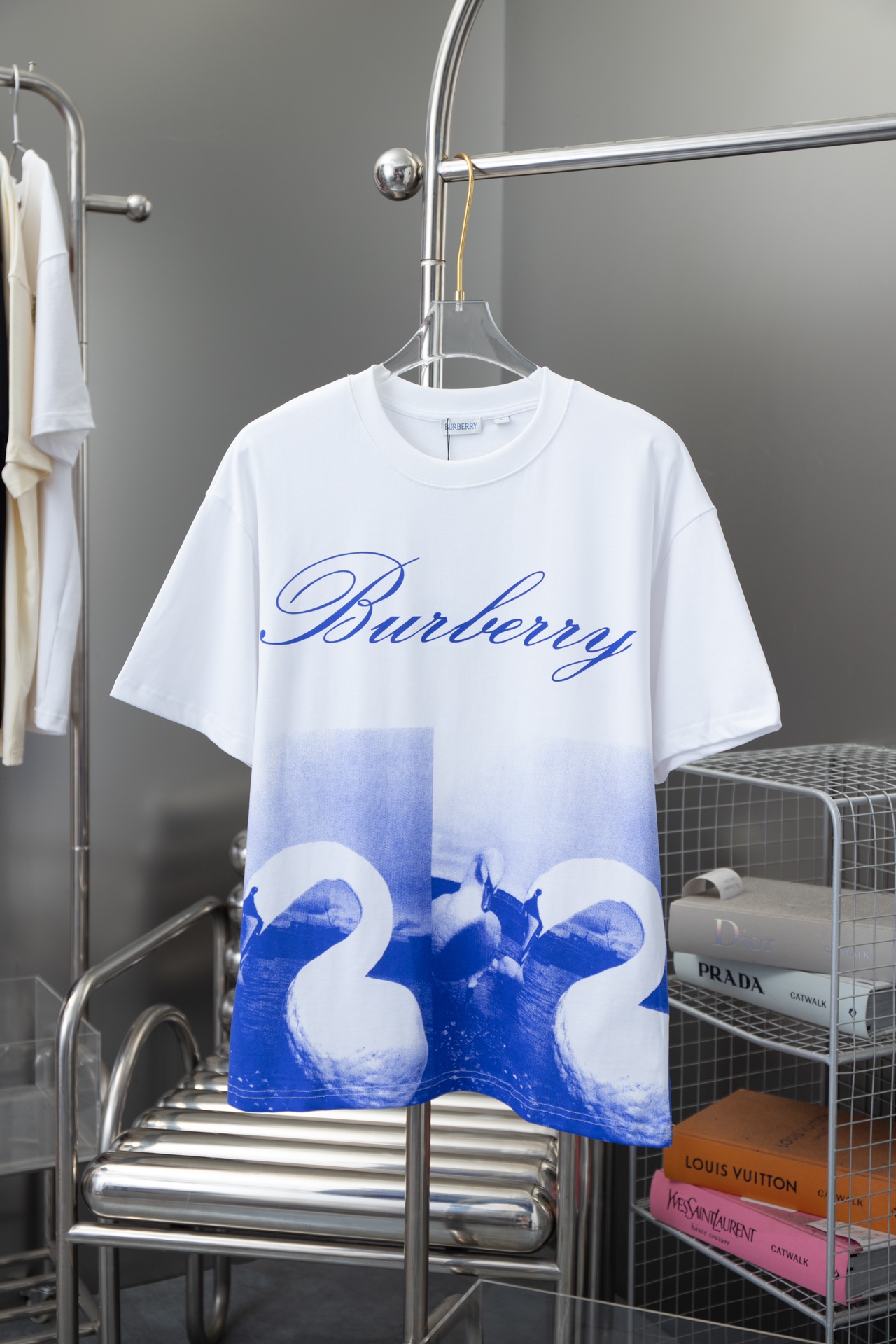 Burberry de alta calidad • Camiseta de manga corta de la serie Blue Sky Swan 🦢, estampado de grietas, que simboliza el…