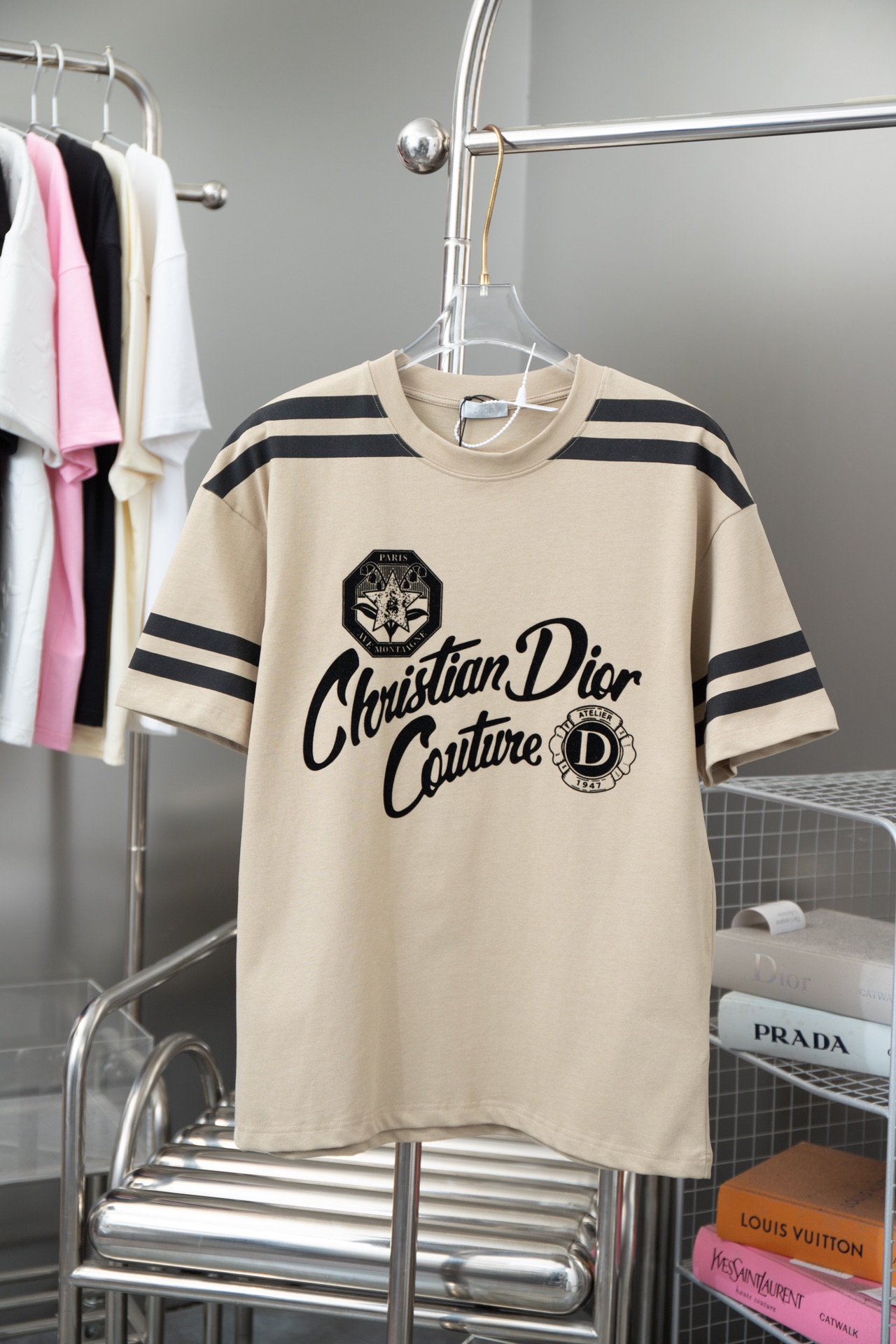 Nueva camiseta de alta calidad de la colección verano 2024 para hombre de DIRO, que añade un toque deportivo a una silu…