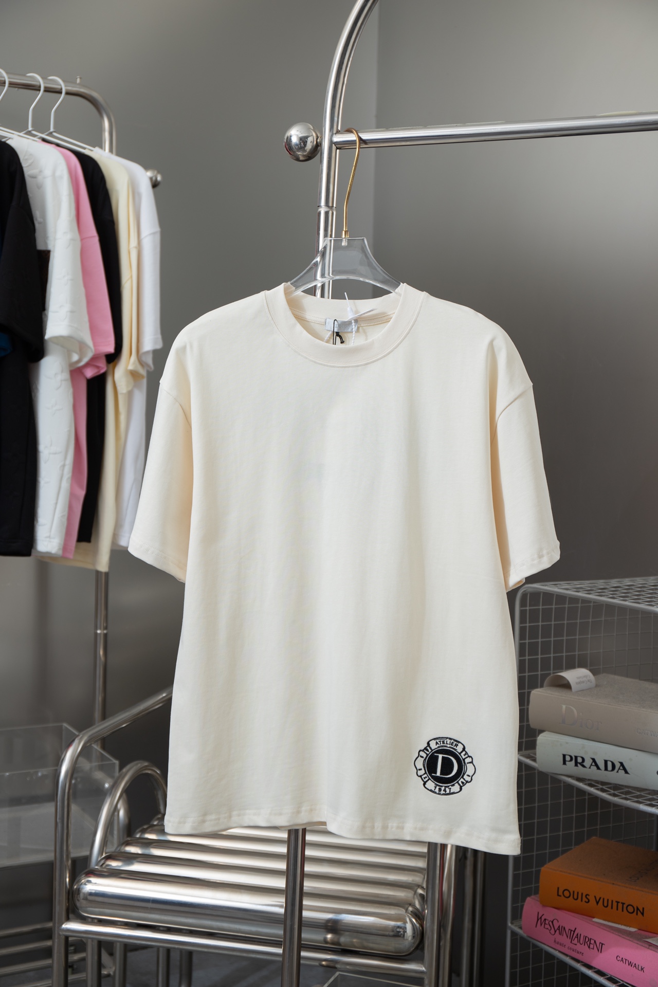 Camiseta con letras flocadas bordadas con el último patrón de logotipo dio Dior 2024 de alta calidad, con logotipo bord…
