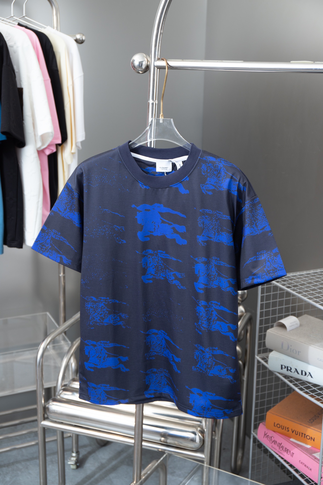 Burberry de alta calidad • Camiseta de manga corta de la serie Blue War Horse 🐎, estampado de grietas, que simboliza e…