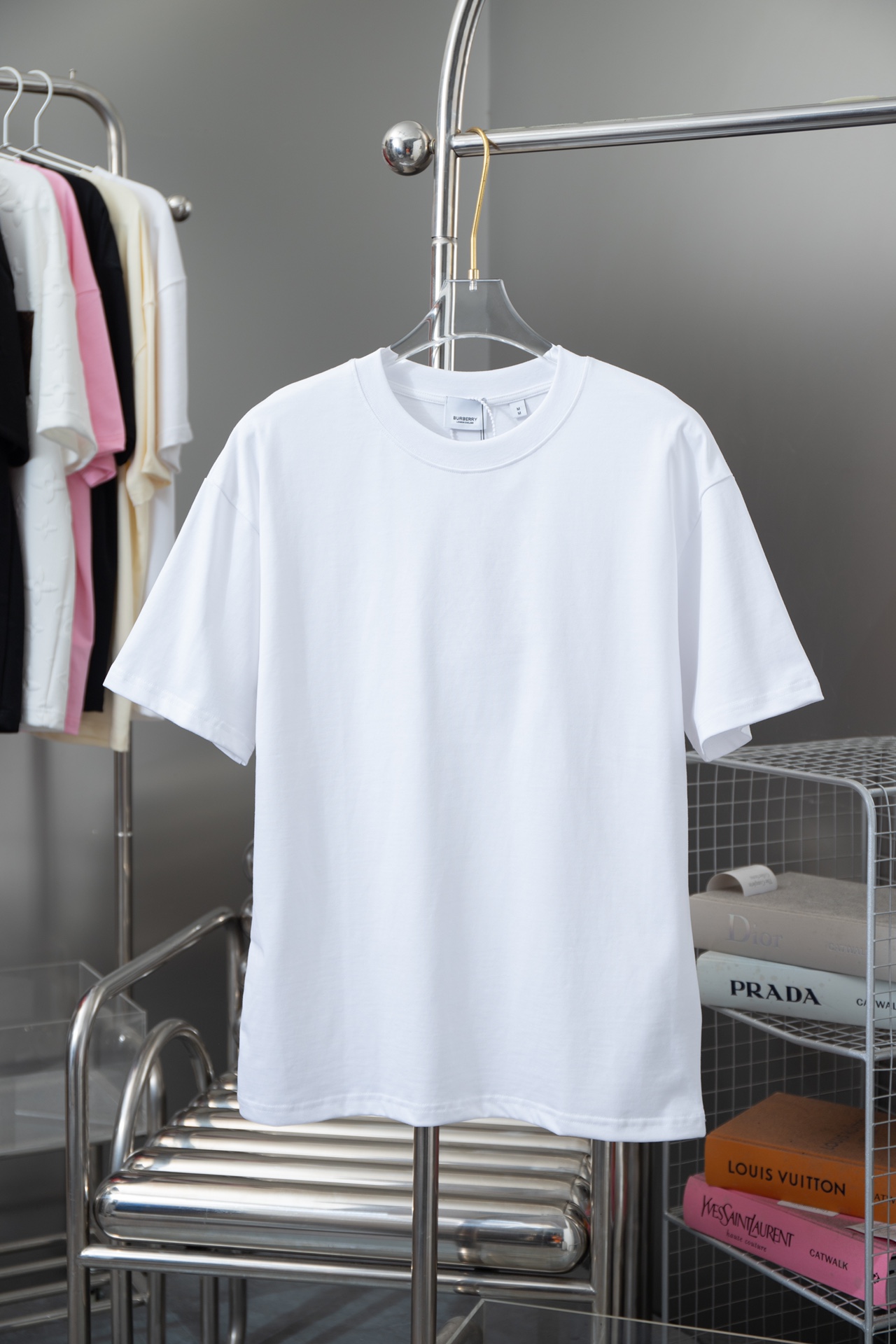 Burberry de alta calidad BUR SS24 con estampado de caballo de guerra en la espalda, camiseta de manga corta, la tela es…