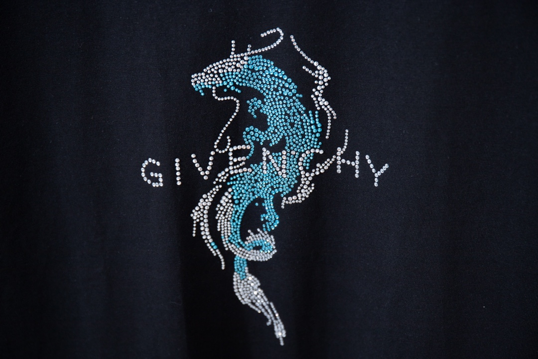 高品质Givenchy龙年水钻图短袖以美好寓意的龙为灵感搭配GVCLOGO缠绕龙年水状图层次感分明设计感