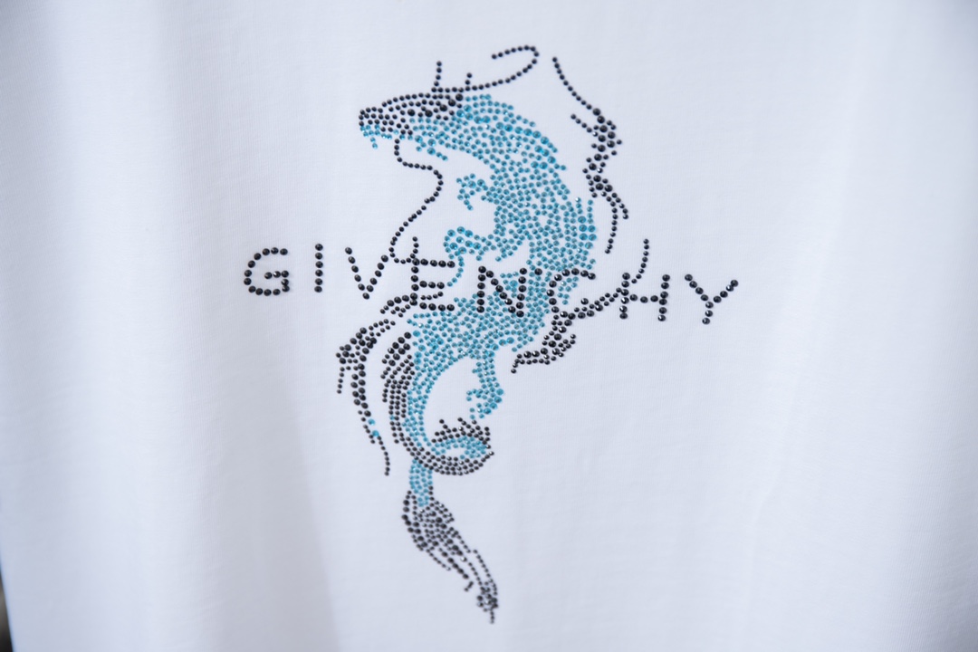 高品质Givenchy龙年水钻图短袖以美好寓意的龙为灵感搭配GVCLOGO缠绕龙年水状图层次感分明设计感