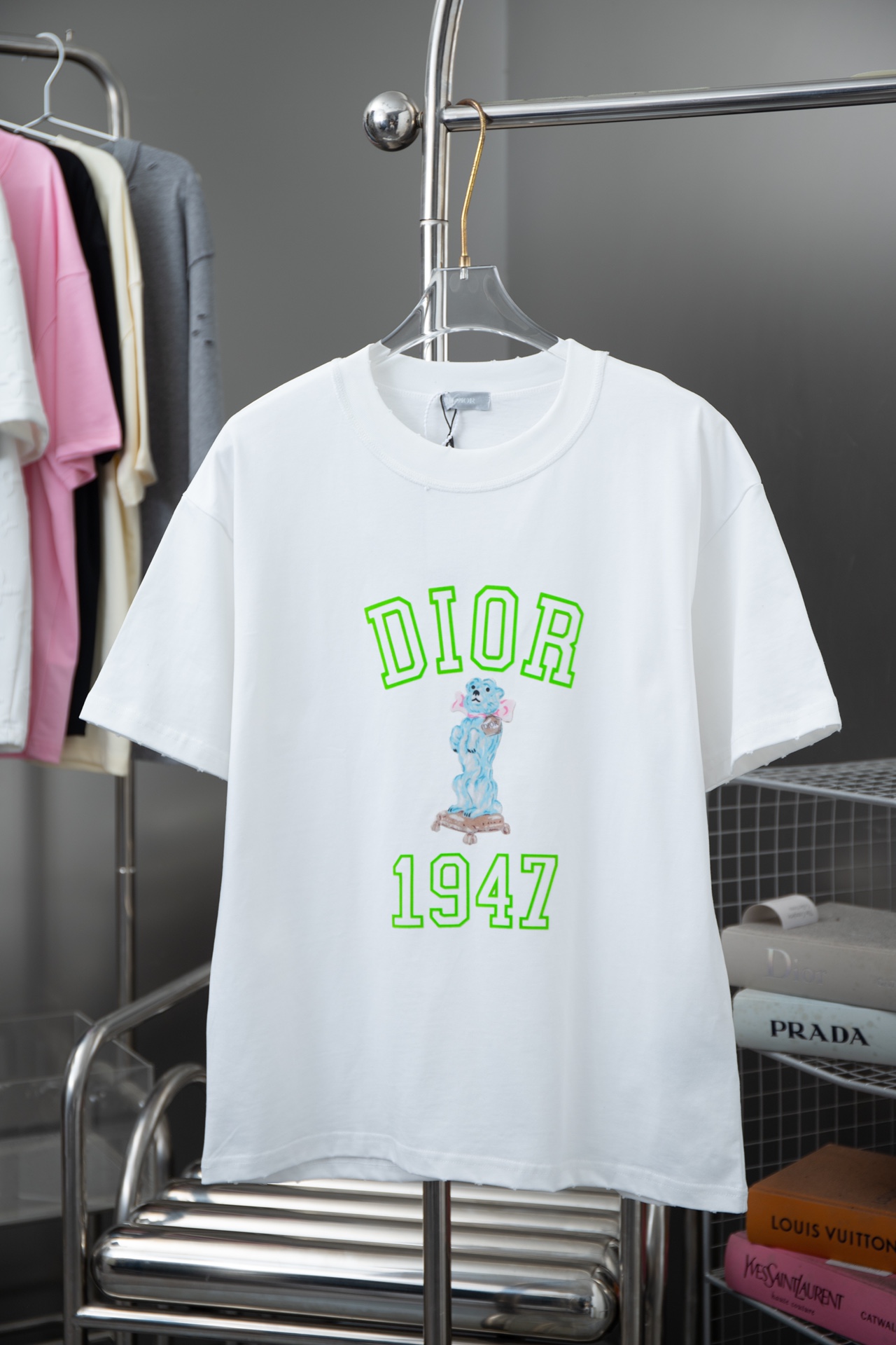 El último perro Bobbi de Dio Dior de 2024 de alta calidad con mangas cortas estampadas. El frente adopta tecnología de …