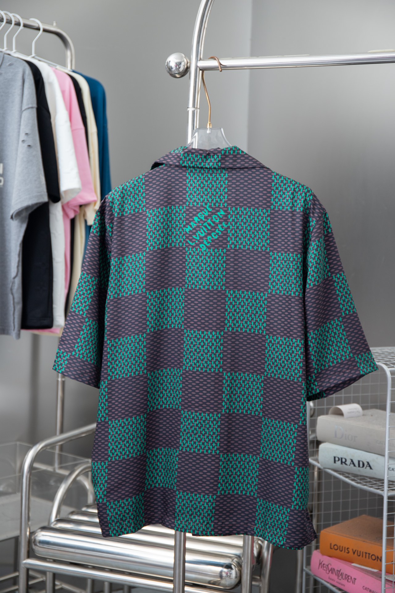 
高品质
Lv 路意 24SS 春夏新款男款 棋盘真丝短袖衬衫
创意总监首个男装系列Pharrell W