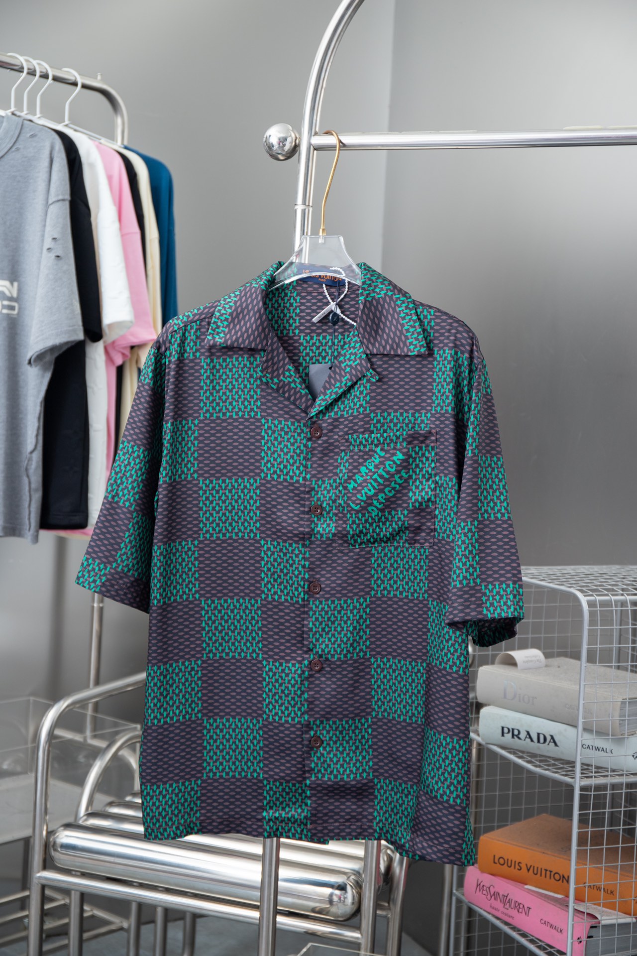 
高品质
Lv 路意 24SS 春夏新款男款 棋盘真丝短袖衬衫
创意总监首个男装系列Pharrell W