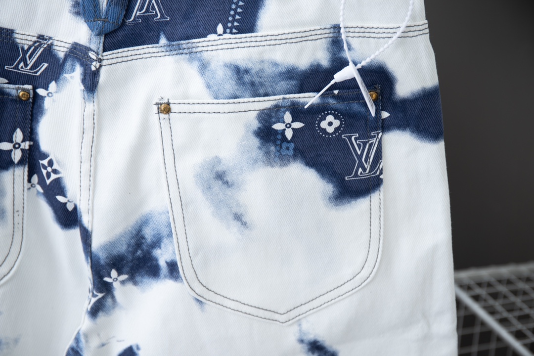 
高品质
Lv 24春夏 腰花果系列 Lv X MONOGRAM 丝巾印花牛仔短裤把腰花果做得玲离尽致 