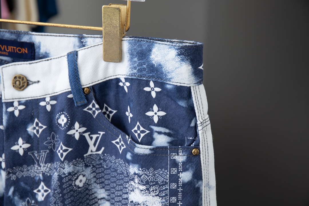 
高品质
Lv 24春夏 腰花果系列 Lv X MONOGRAM 丝巾印花牛仔短裤把腰花果做得玲离尽致 