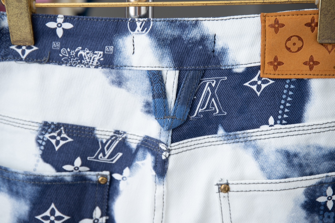 
高品质
Lv 24春夏 腰花果系列 Lv X MONOGRAM 丝巾印花牛仔短裤把腰花果做得玲离尽致 
