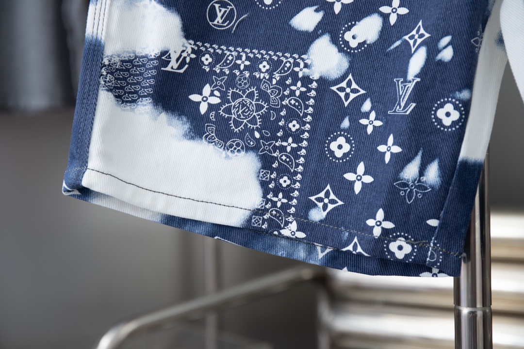 
高品质
Lv 24春夏 腰花果系列 Lv X MONOGRAM 丝巾印花牛仔短裤把腰花果做得玲离尽致 