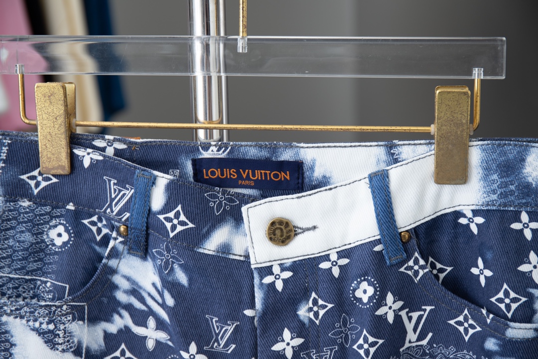 
高品质
Lv 24春夏 腰花果系列 Lv X MONOGRAM 丝巾印花牛仔短裤把腰花果做得玲离尽致 