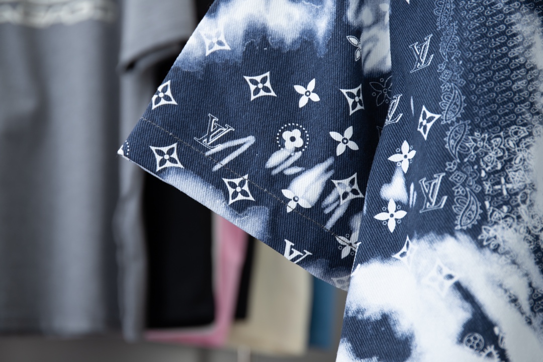 
高品质
Lv 24春夏 腰花果系列 Lv X MONOGRAM 丝巾印花牛仔马甲衬衫把腰花果做得玲离尽