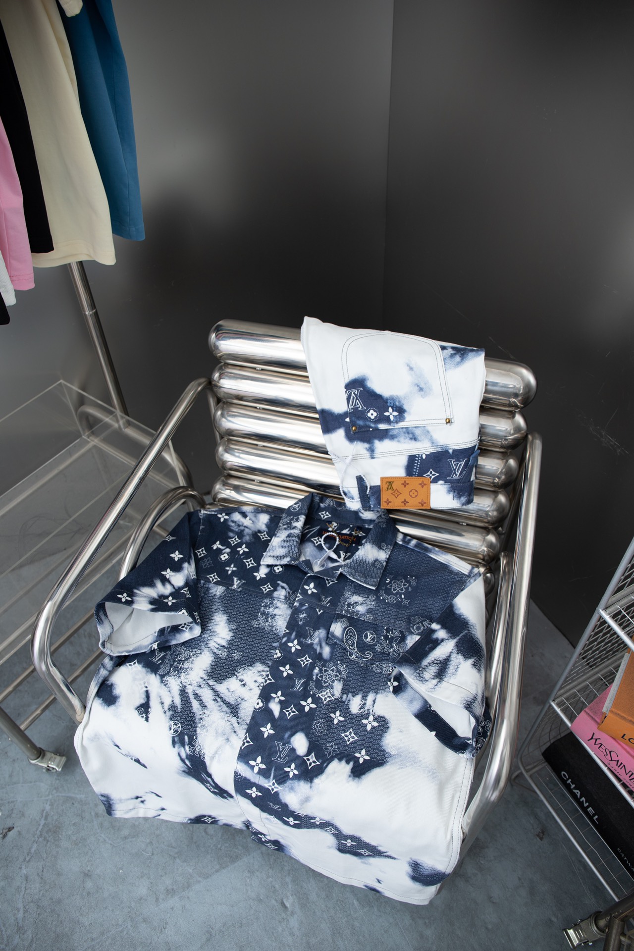 
高品质
Lv 24春夏 腰花果系列 Lv X MONOGRAM 丝巾印花牛仔马甲衬衫把腰花果做得玲离尽
