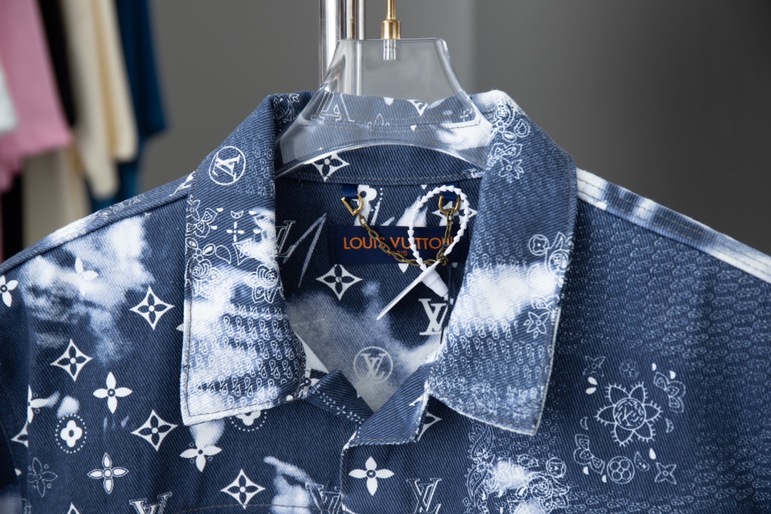 
高品质
Lv 24春夏 腰花果系列 Lv X MONOGRAM 丝巾印花牛仔马甲衬衫把腰花果做得玲离尽