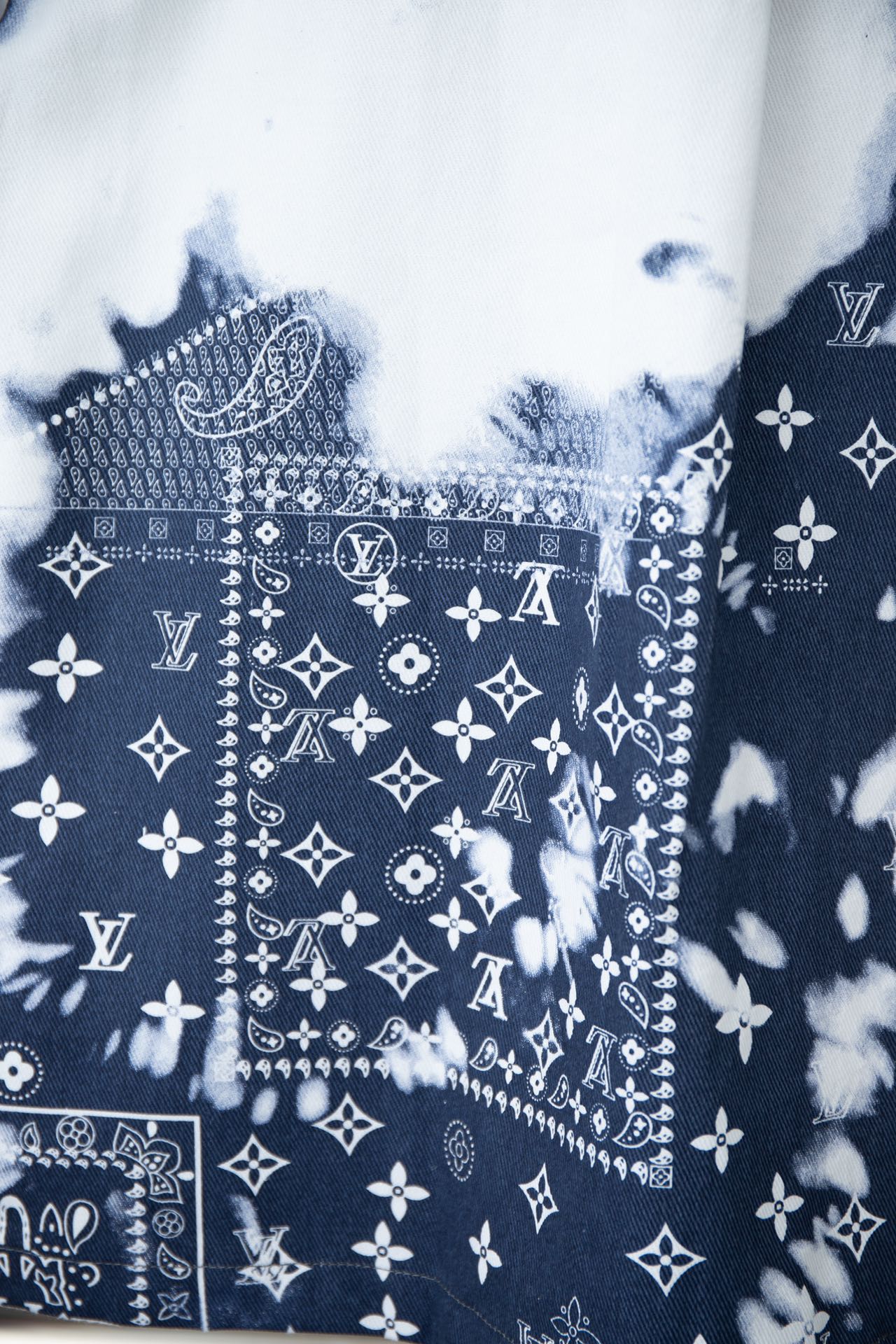 
高品质
Lv 24春夏 腰花果系列 Lv X MONOGRAM 丝巾印花牛仔马甲衬衫把腰花果做得玲离尽