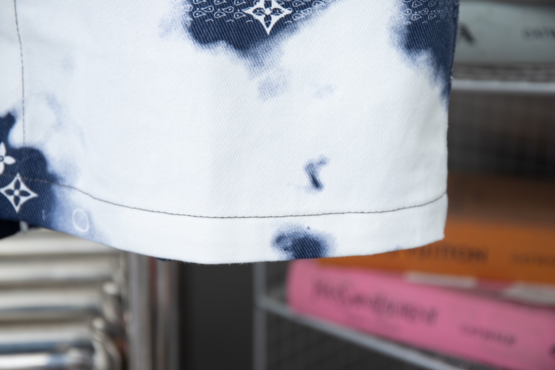 
高品质
Lv 24春夏 腰花果系列 Lv X MONOGRAM 丝巾印花牛仔马甲衬衫把腰花果做得玲离尽