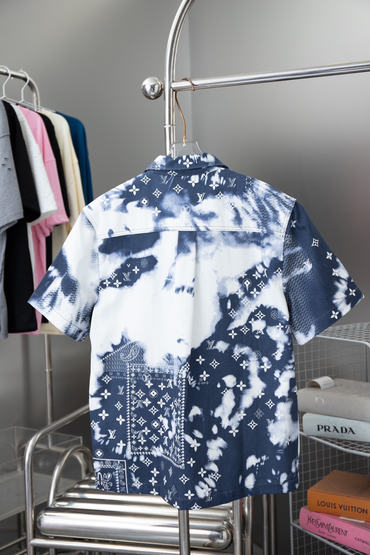 
高品质
Lv 24春夏 腰花果系列 Lv X MONOGRAM 丝巾印花牛仔马甲衬衫把腰花果做得玲离尽