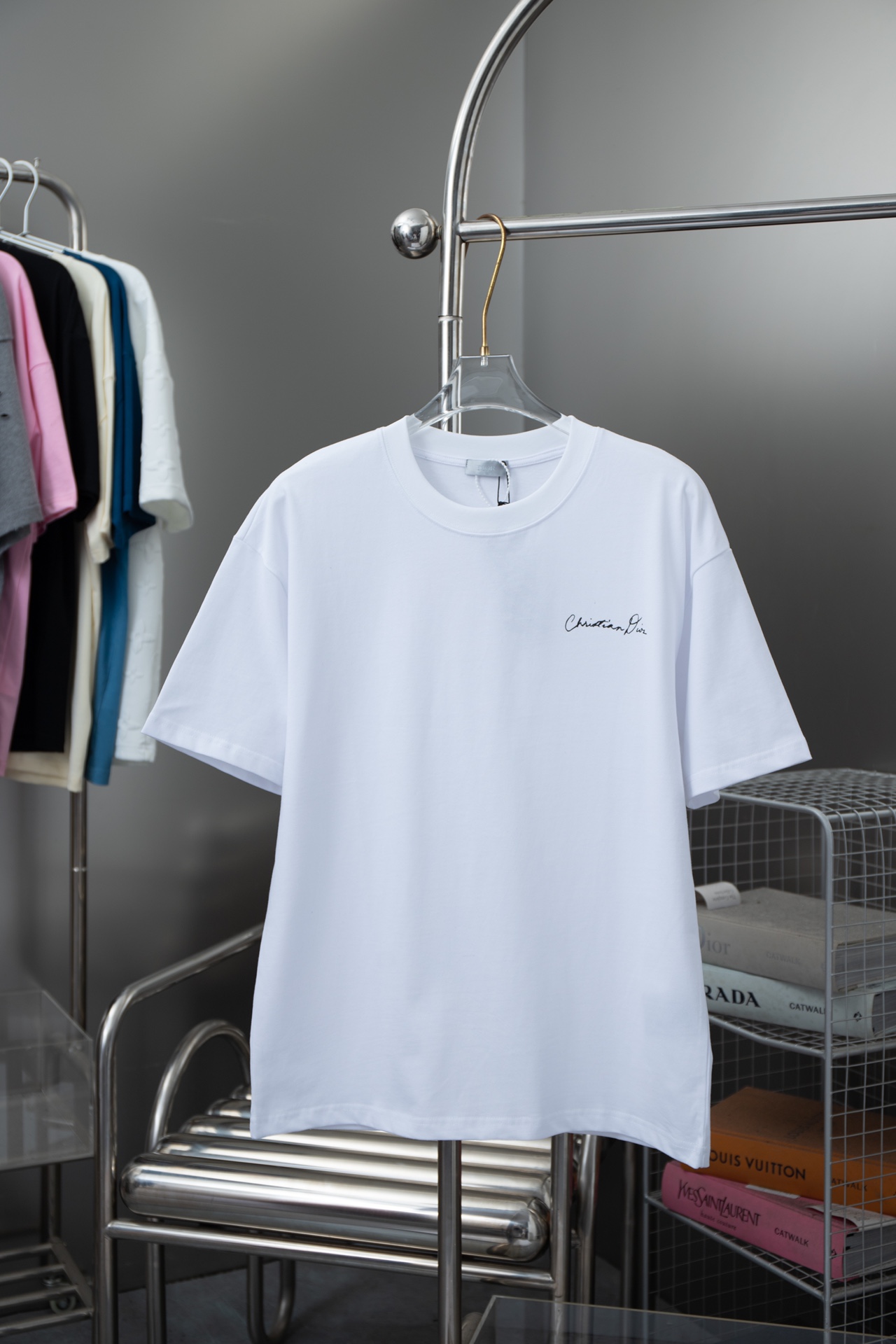 Nueva camiseta de manga corta Dior Primavera/Verano 24 de alta calidad, está decorada con un logotipo flocado de Christ…