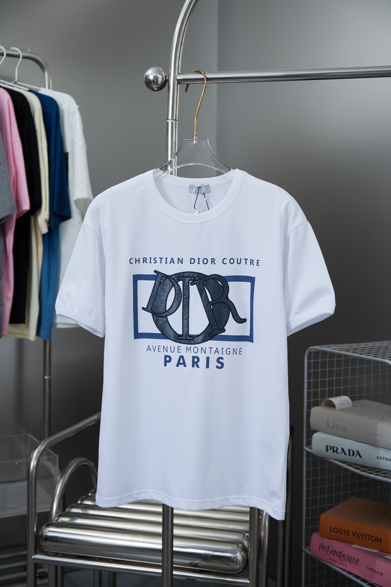 Alta calidad Esta camiseta está estampada y bordada con el logo Dior Charm, un guiño al icónico logo Dior. Confeccionad…