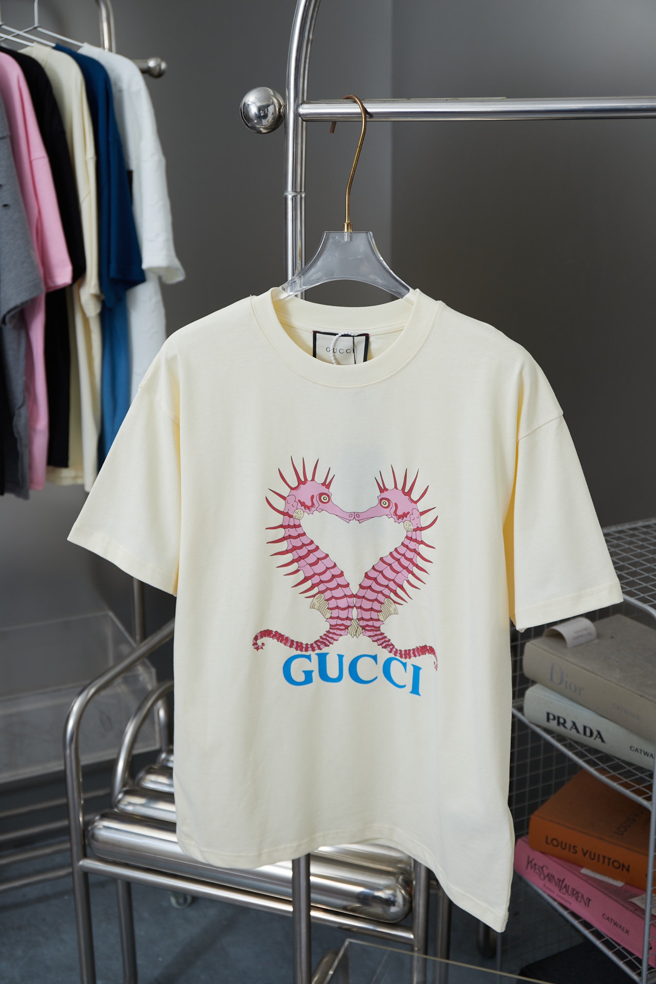 Camiseta de manga corta de alta calidad GU 24SS, estampado de logo clásico con dibujo de caballito de mar, sincronizada…