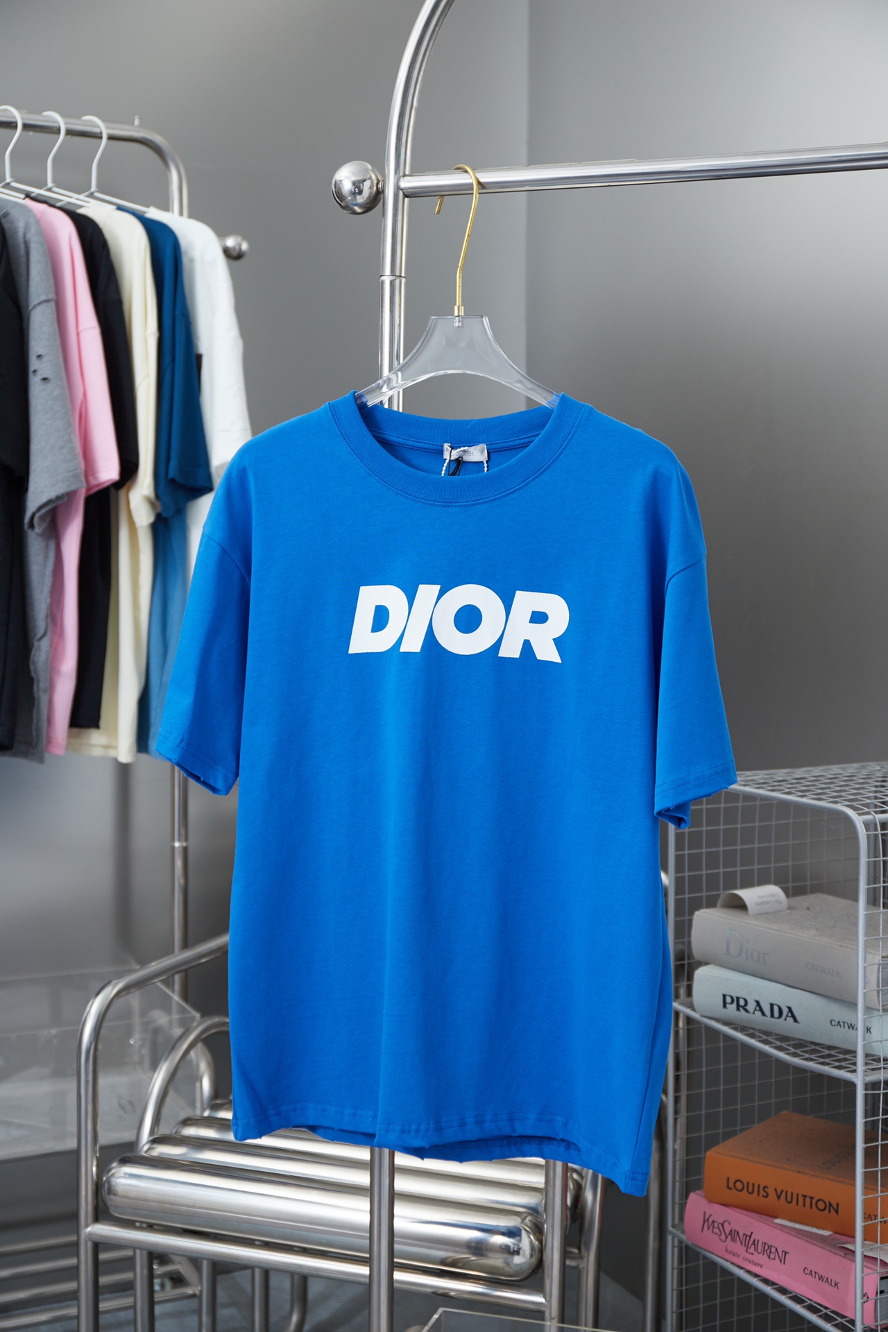 Nueva camiseta con letras estampadas en azul CD / 2024ss de alta calidad. Esta camiseta pertenece a la serie limitada d…