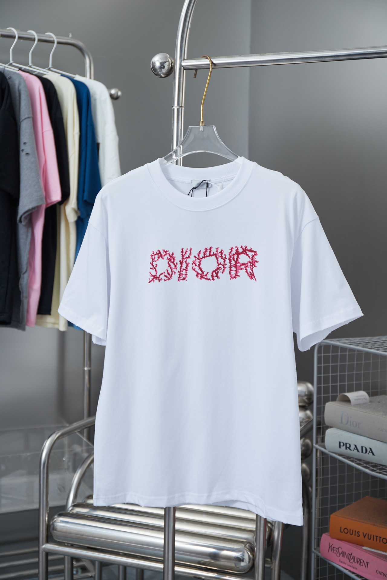Camiseta estampada con etiqueta color coral nuevo CD / 2024ss de alta calidad. Esta camiseta pertenece a la serie limit…