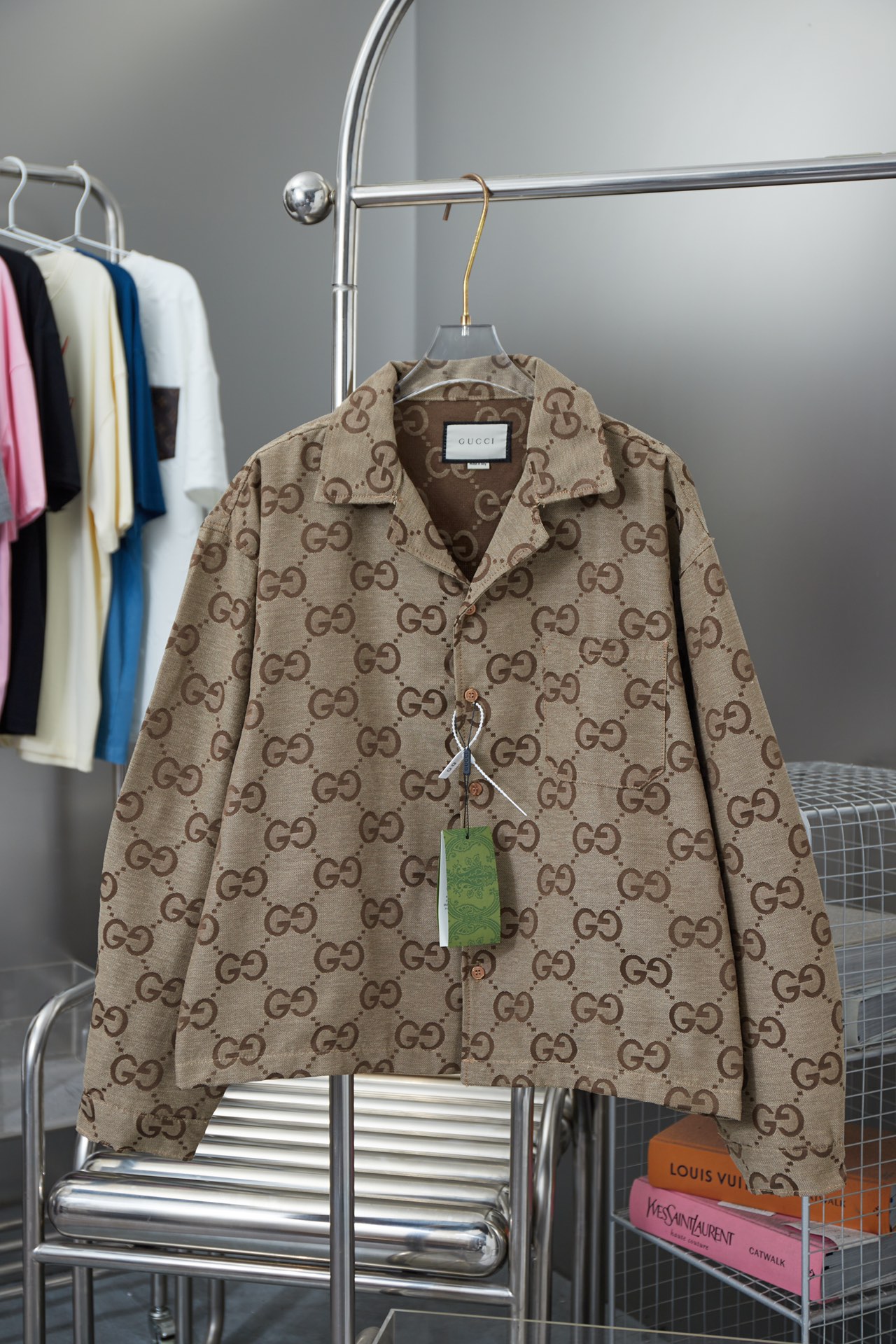 Gucci 𝙂𝙐𝘾𝘾𝙄 GC 24SS camisa de manga larga con cuello solapa y jacquard pequeño doble G, lujo ligero, prenda impres…