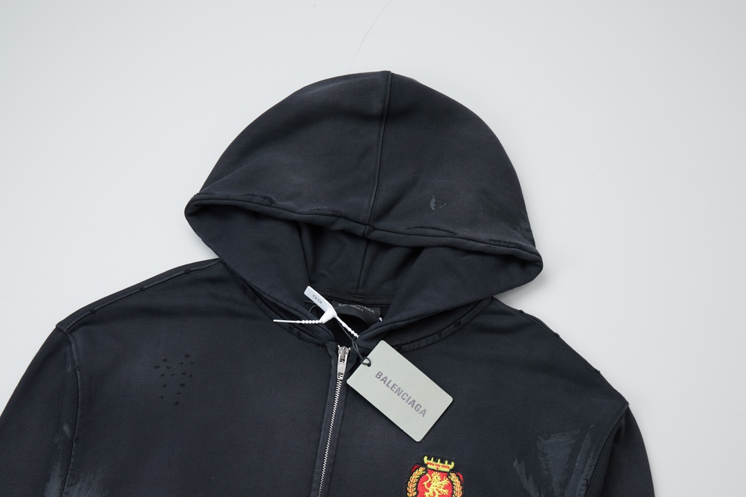 Luxury Cotton Jacket by Paris x Balenciaga: Detailed Features and Unique Embroidery Techniques - 图片 3